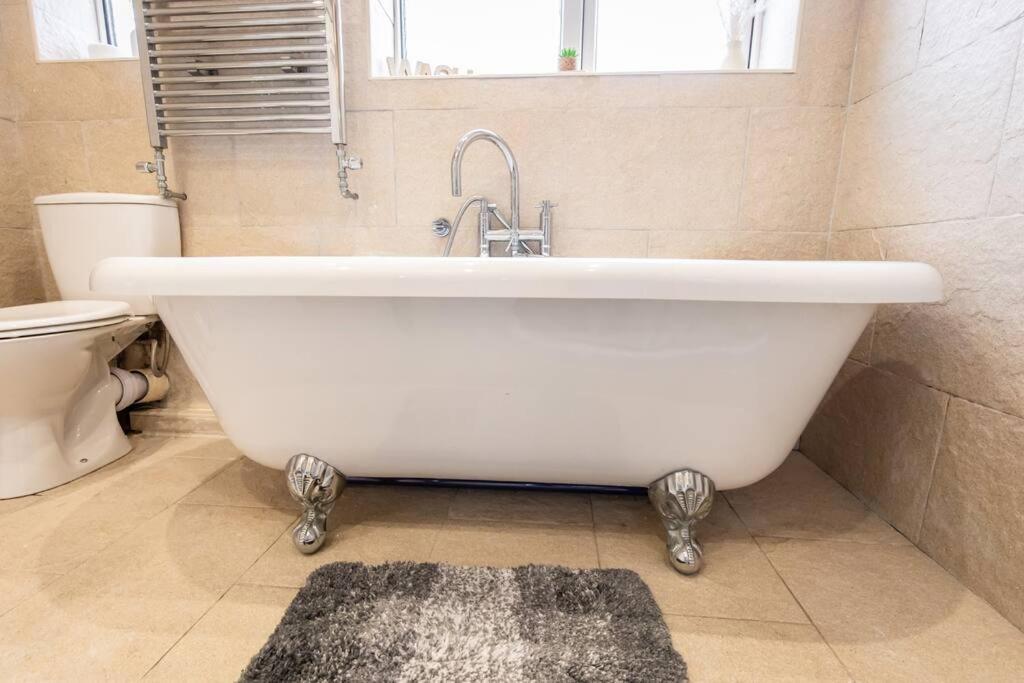 Windsor House 3 Bedrooms Sleeps 8 * Manchester