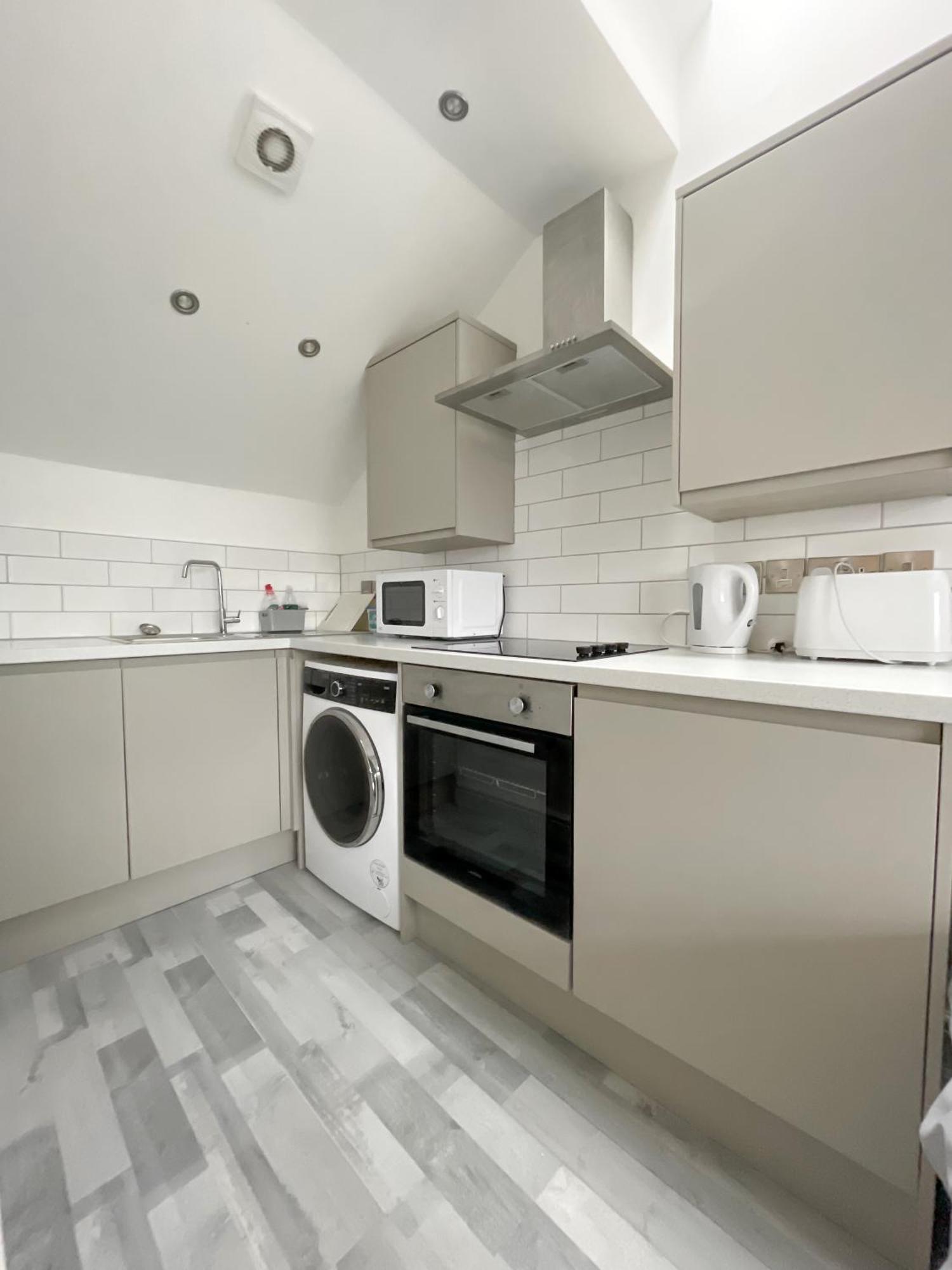 10min To - Free Parking - Private - Contractor Friendly Manchester