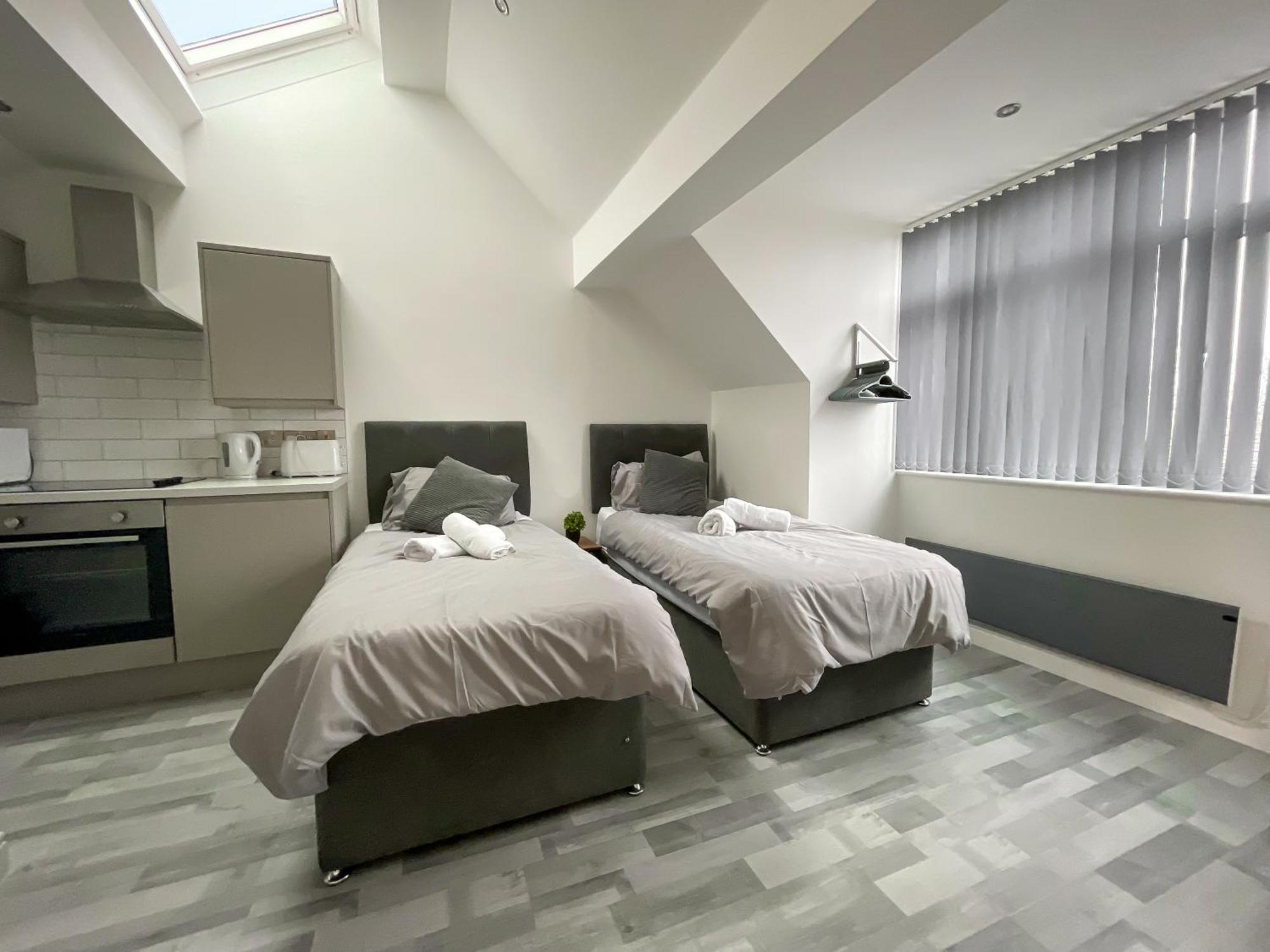 10min To - Free Parking - Private - Contractor Friendly * Manchester