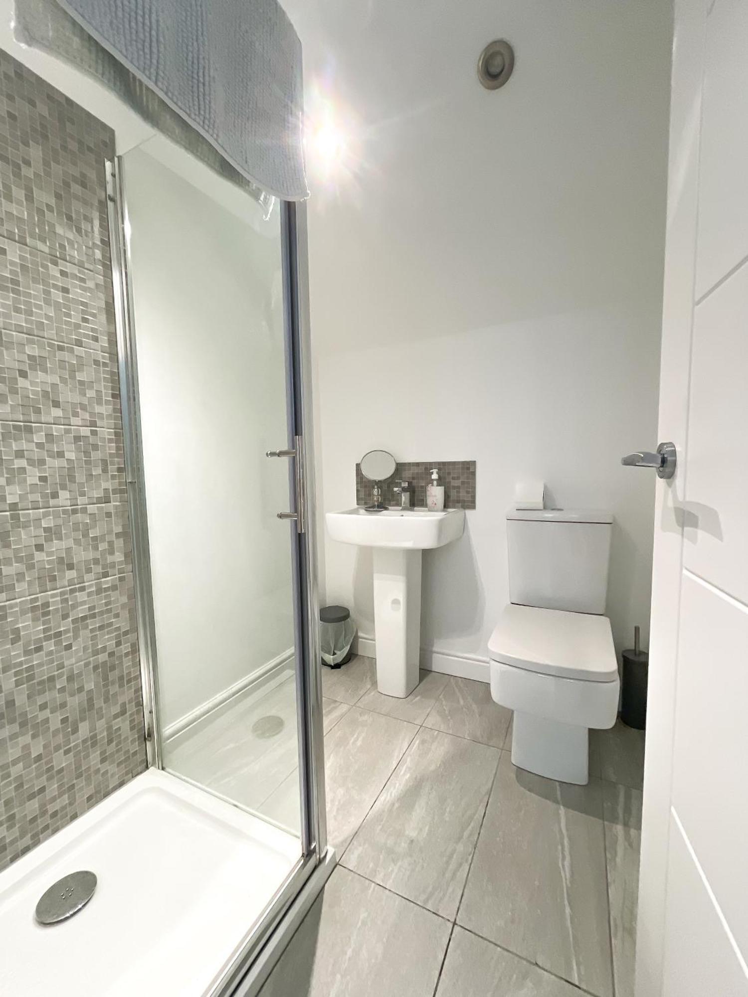 10min To - Free Parking - Private - Contractor Friendly Appartement