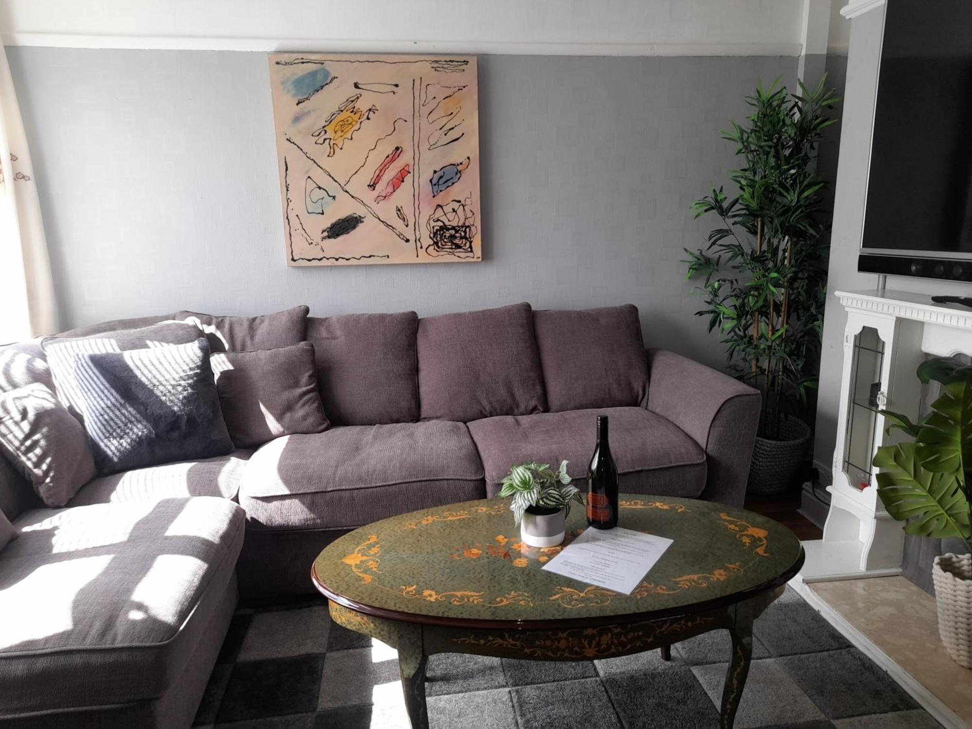 Bright 4-bed House 15 Min To Centre Holiday home Manchester