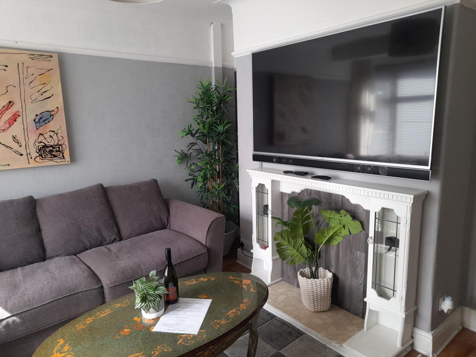 Holiday home Bright 4-bed House 15 Min To Centre *