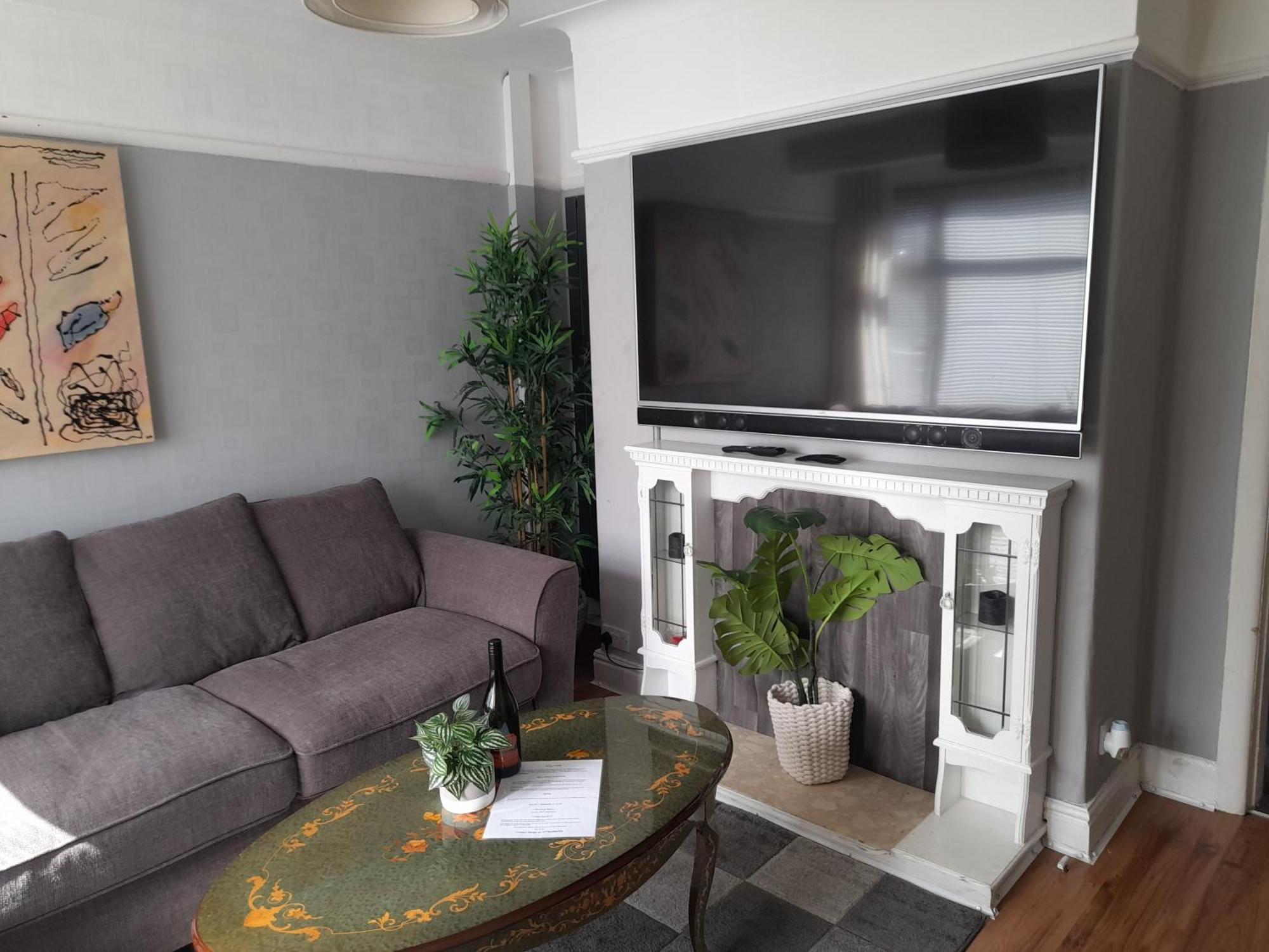 Bright 4-bed House 15 Min To Centre Holiday home *