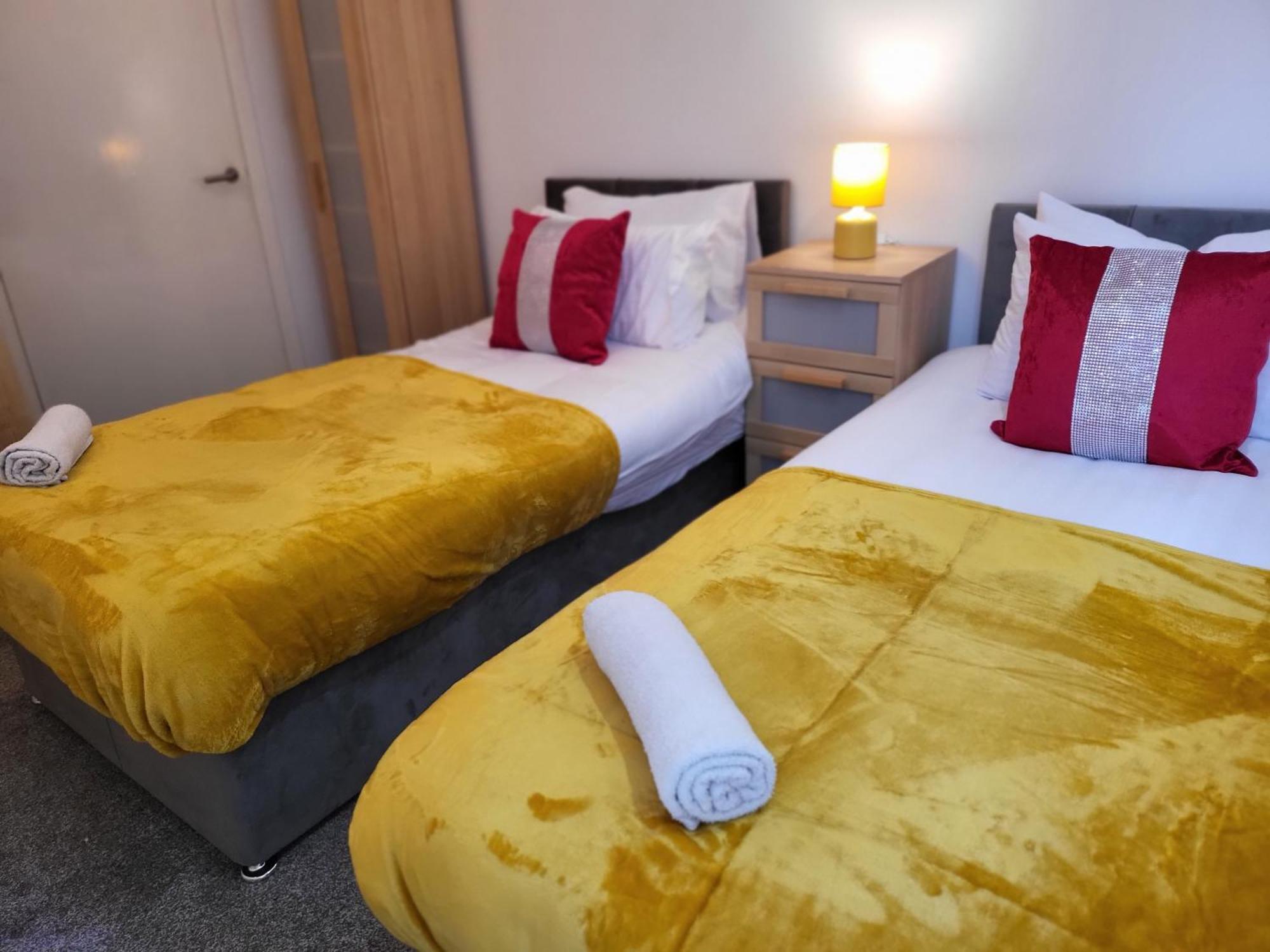 Luxury 2 Bed Apt On River, Wifi, Parking, Garden Apartment