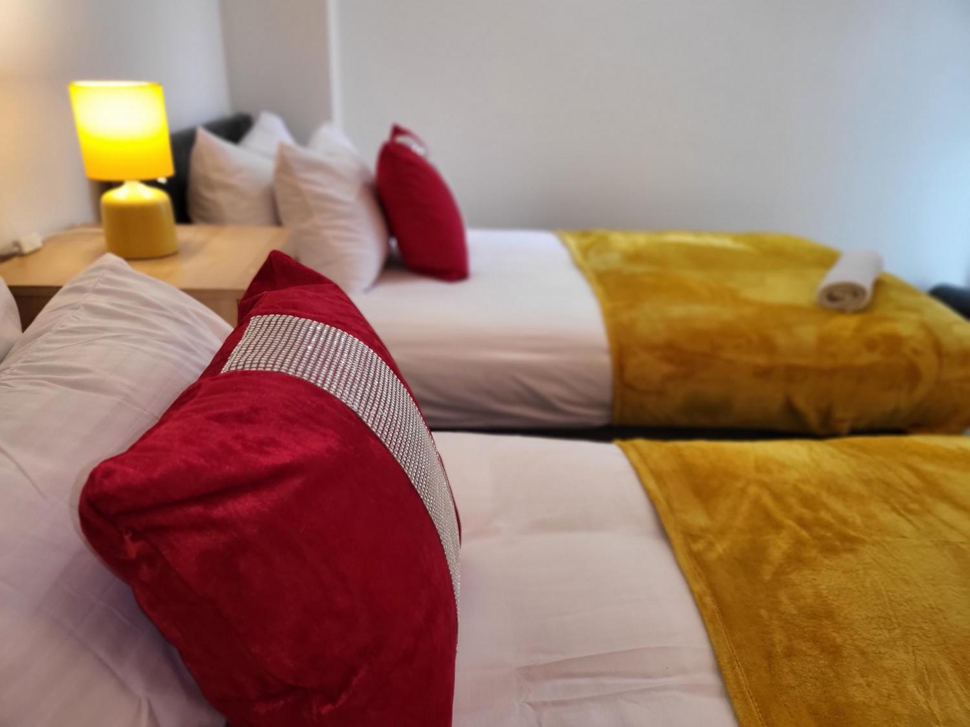 Luxury 2 Bed Apt On River, Wifi, Parking, Garden *