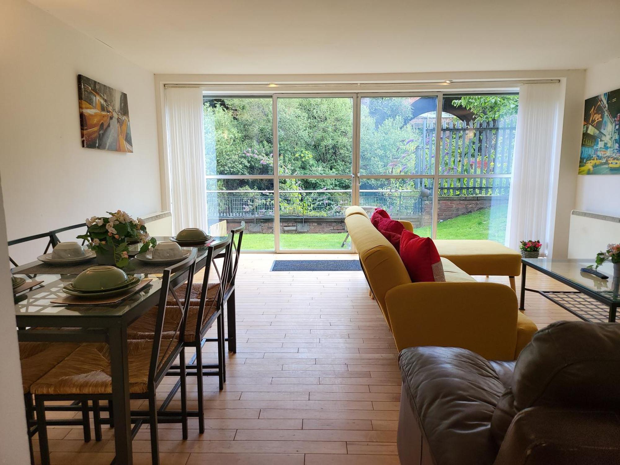 Luxury 2 Bed Apt On River, Wifi, Parking, Garden Apartment Manchester