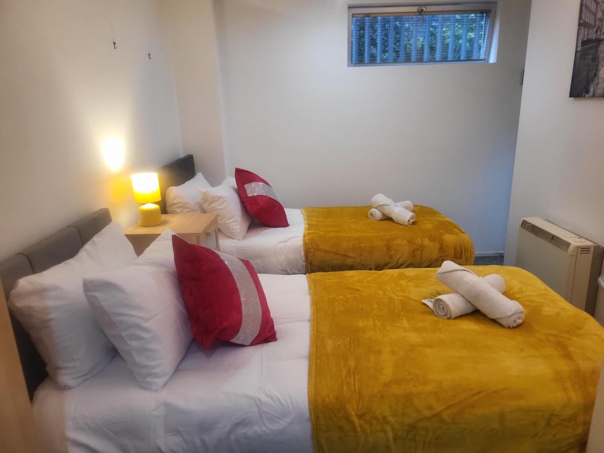Luxury 2 Bed Apt On River, Wifi, Parking, Garden Manchester