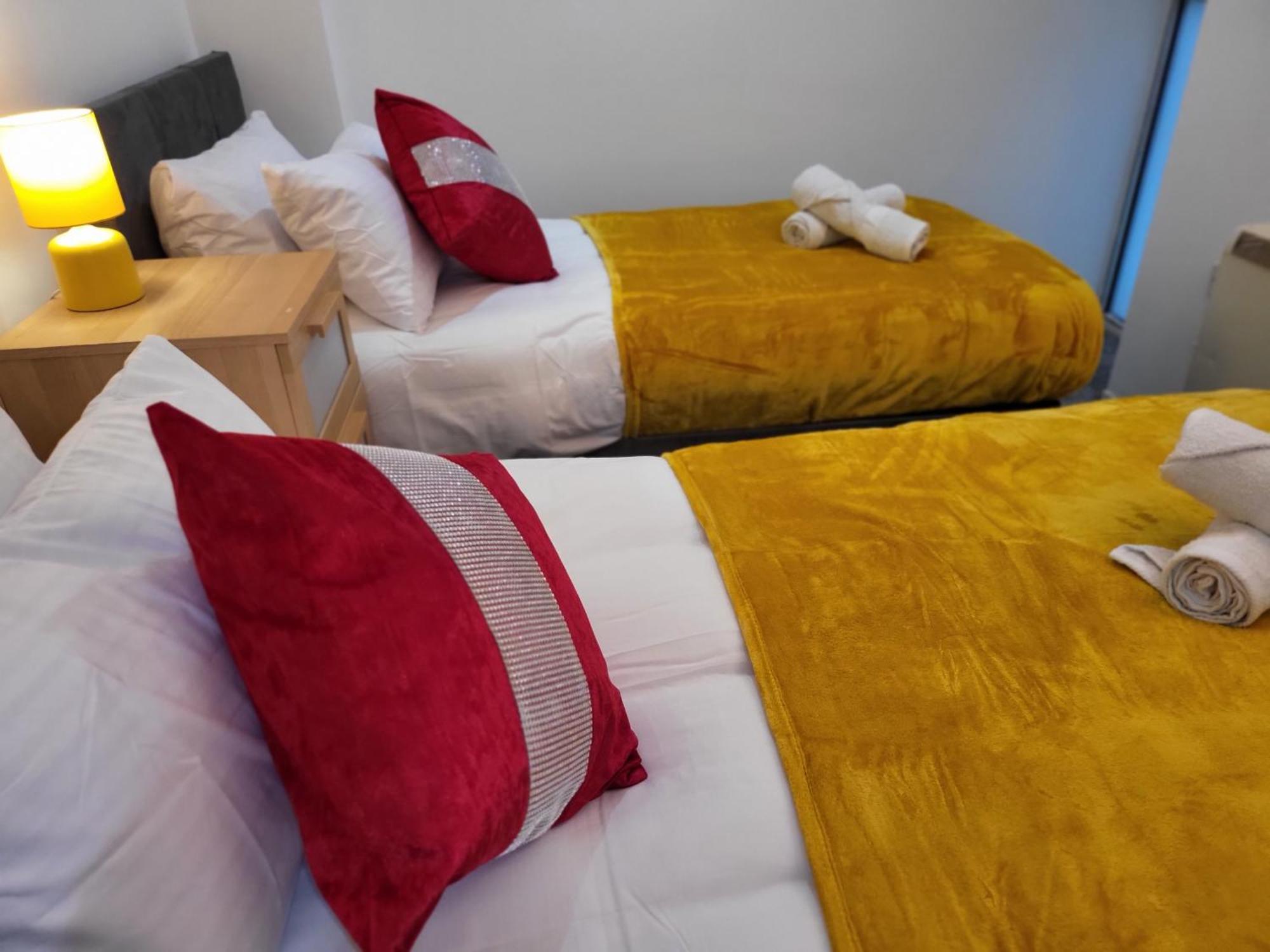 Luxury 2 Bed Apt On River, Wifi, Parking, Garden *