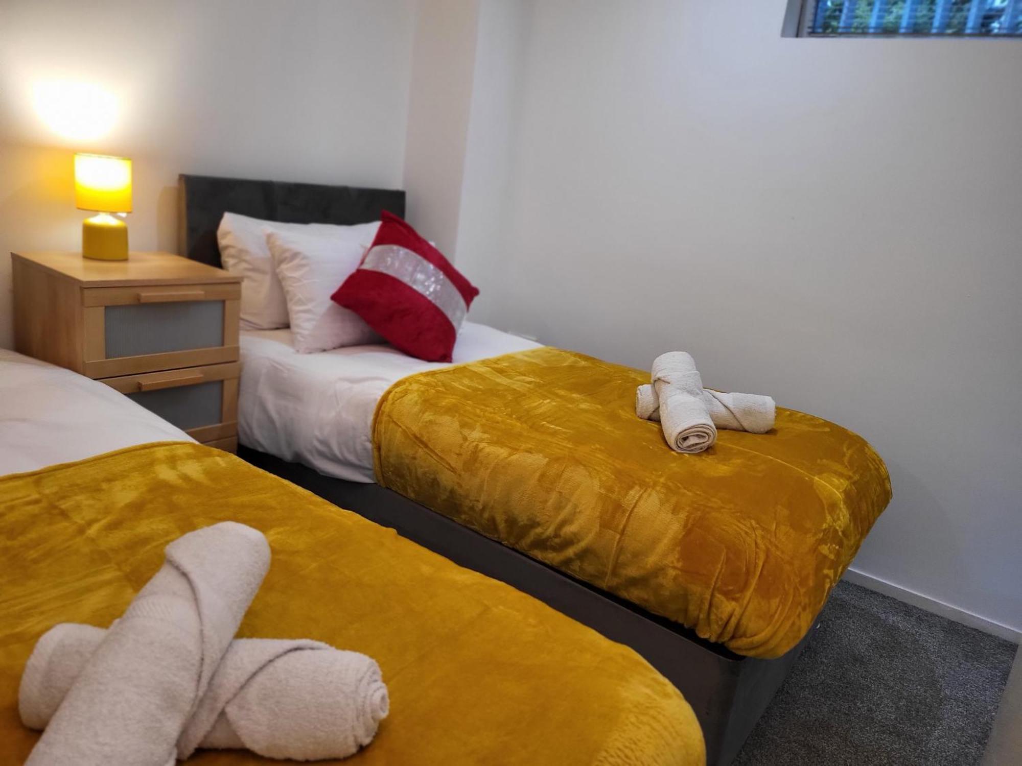 Luxury 2 Bed Apt On River, Wifi, Parking, Garden Apartment *