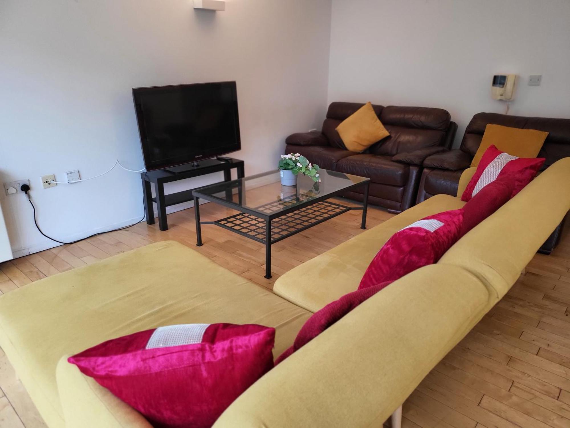 Luxury 2 Bed Apt On River, Wifi, Parking, Garden Apartment Manchester