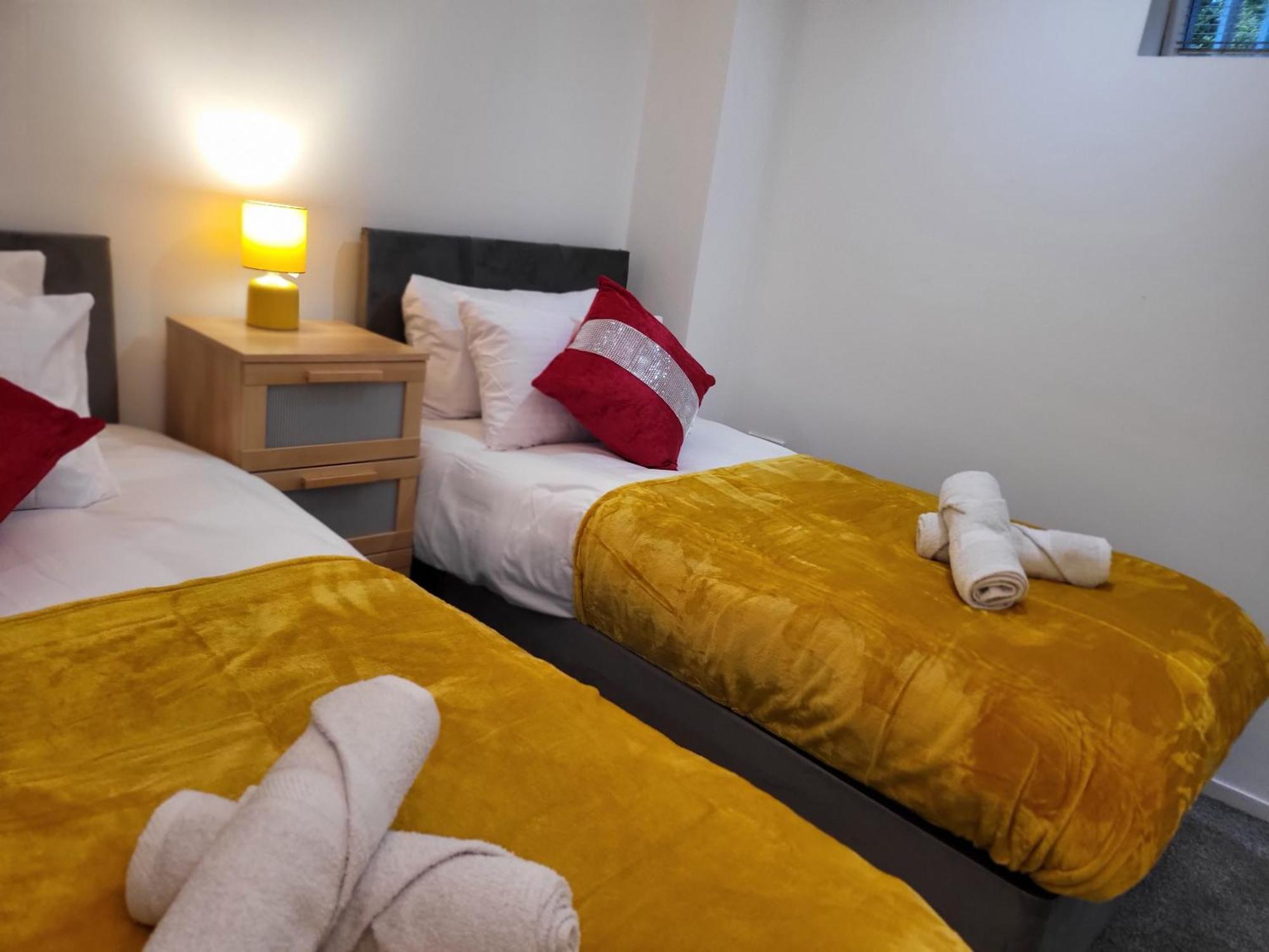 Luxury 2 Bed Apt On River, Wifi, Parking, Garden * Manchester