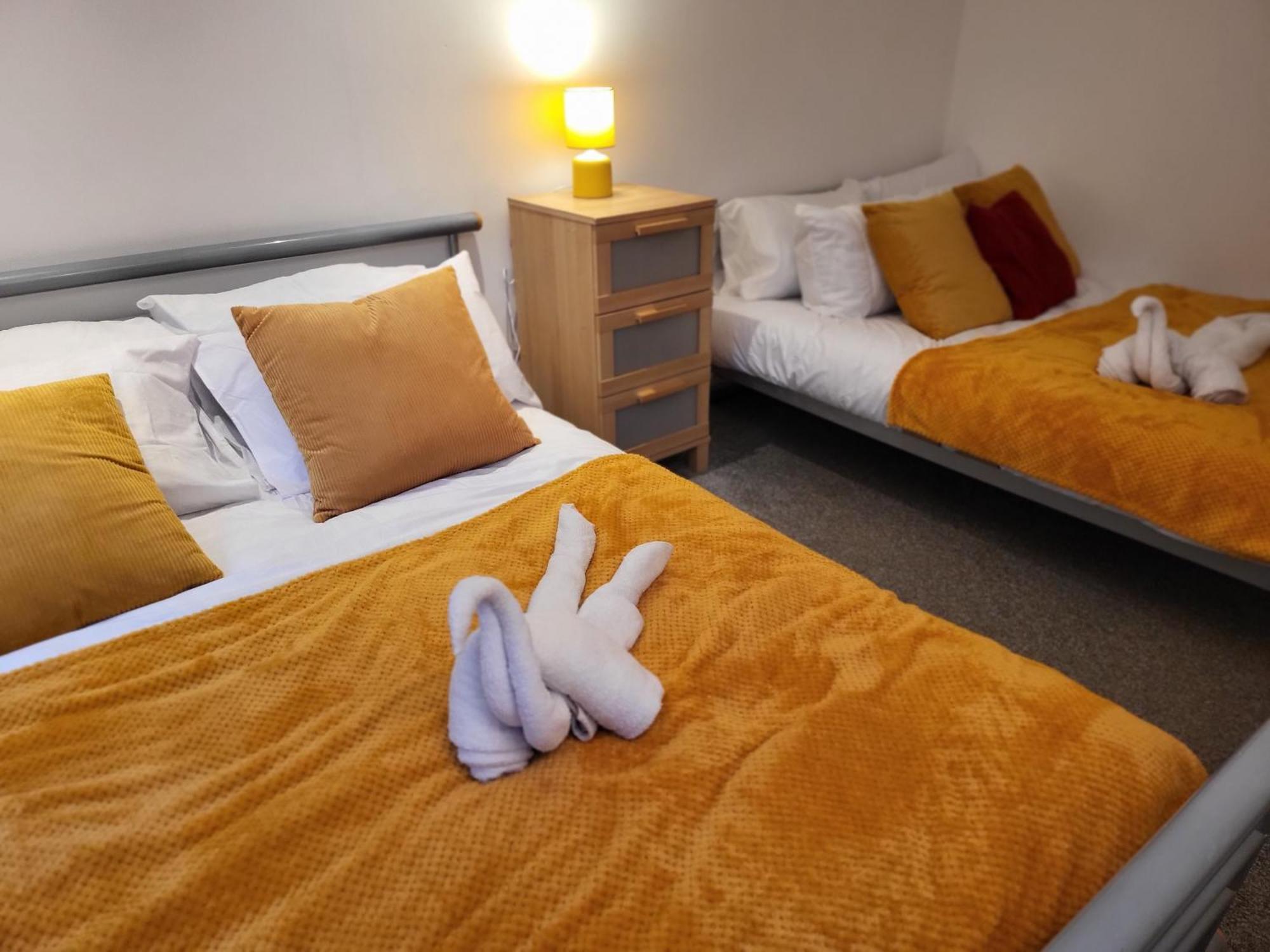 Luxury 2 Bed Apt On River, Wifi, Parking, Garden Apartment Manchester