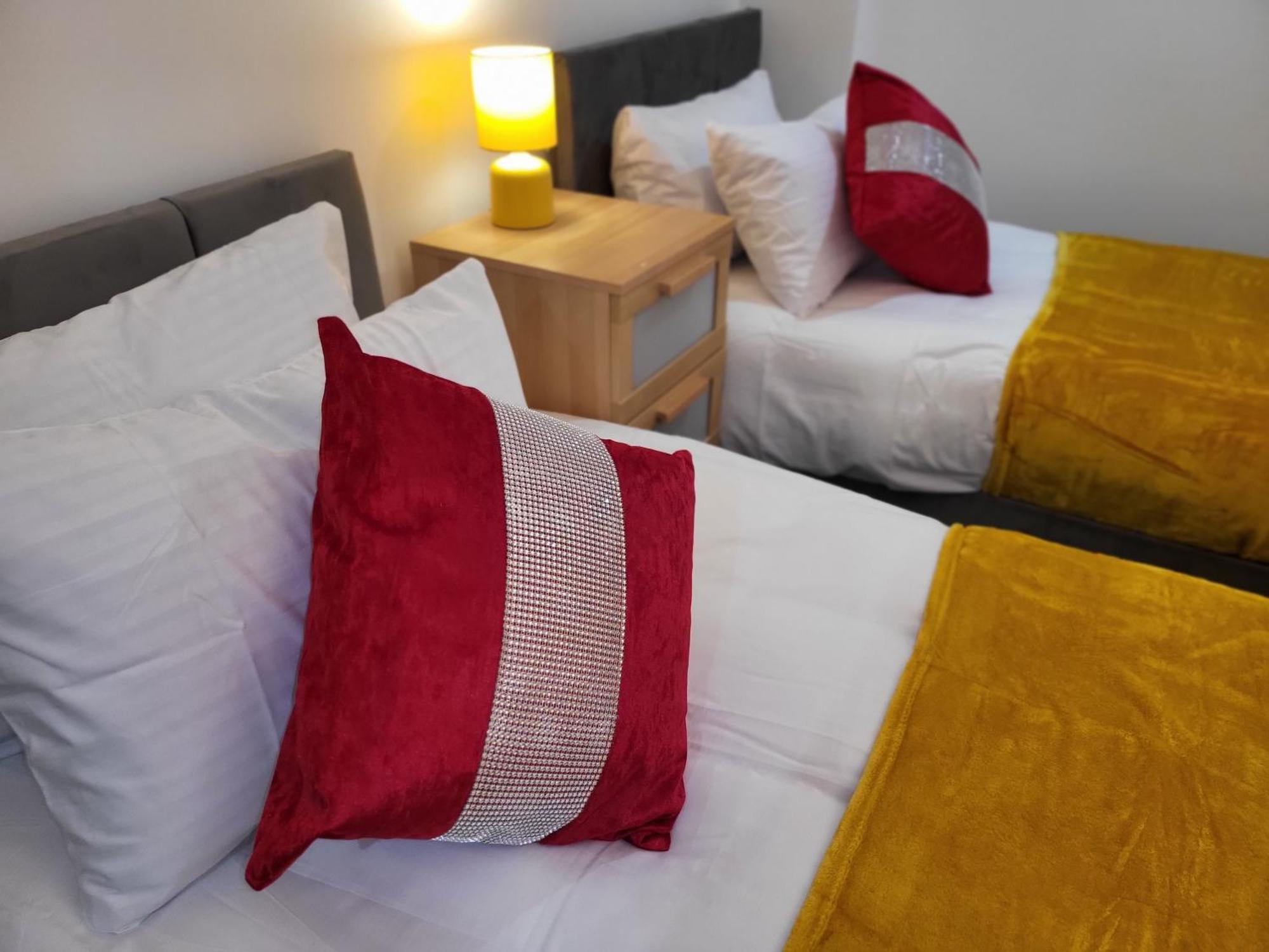 Luxury 2 Bed Apt On River, Wifi, Parking, Garden Manchester
