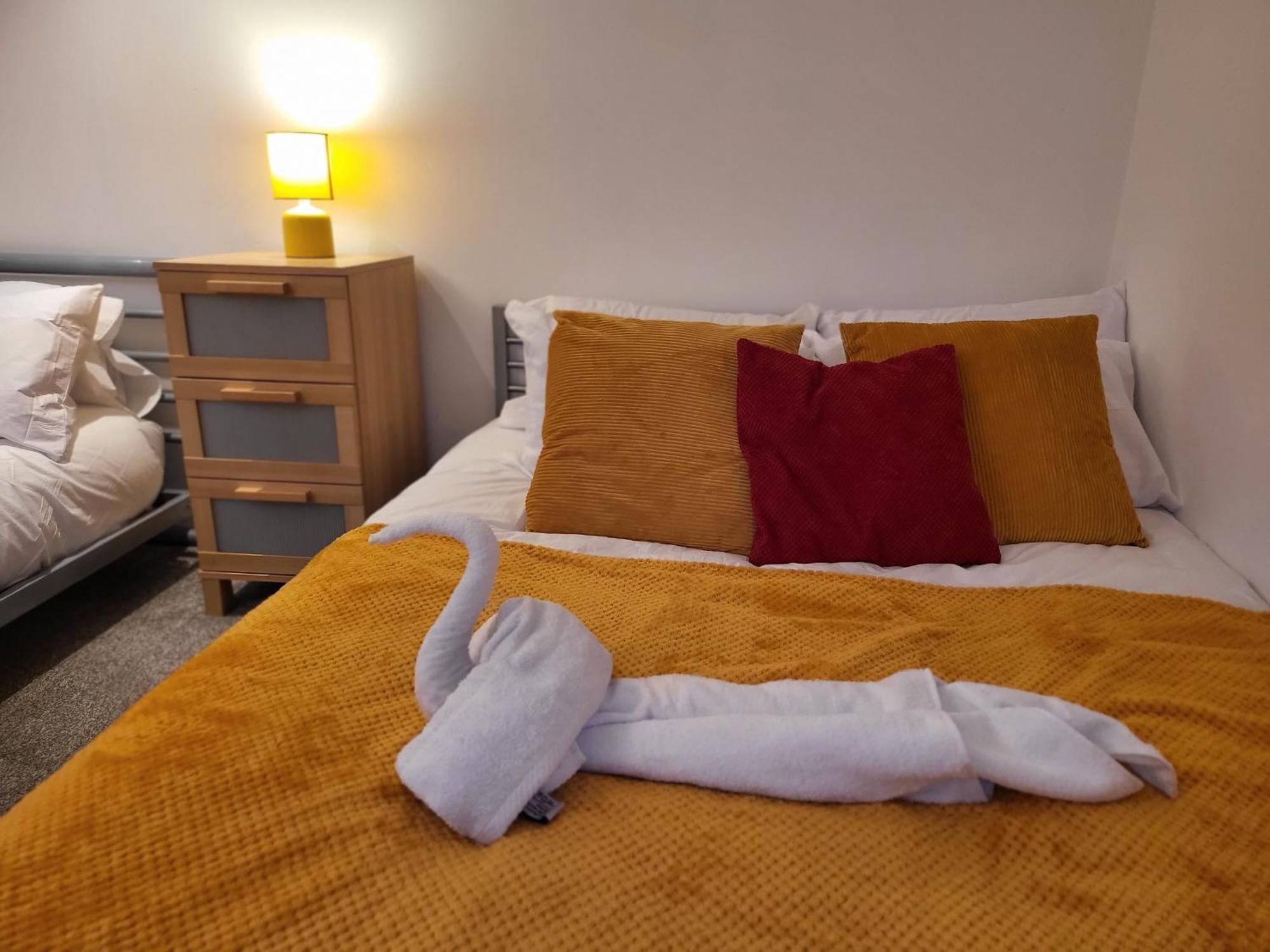 Luxury 2 Bed Apt On River, Wifi, Parking, Garden