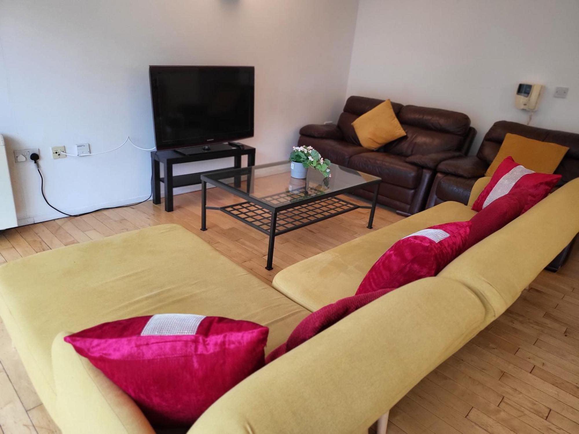 Luxury 2 Bed Apt On River, Wifi, Parking, Garden