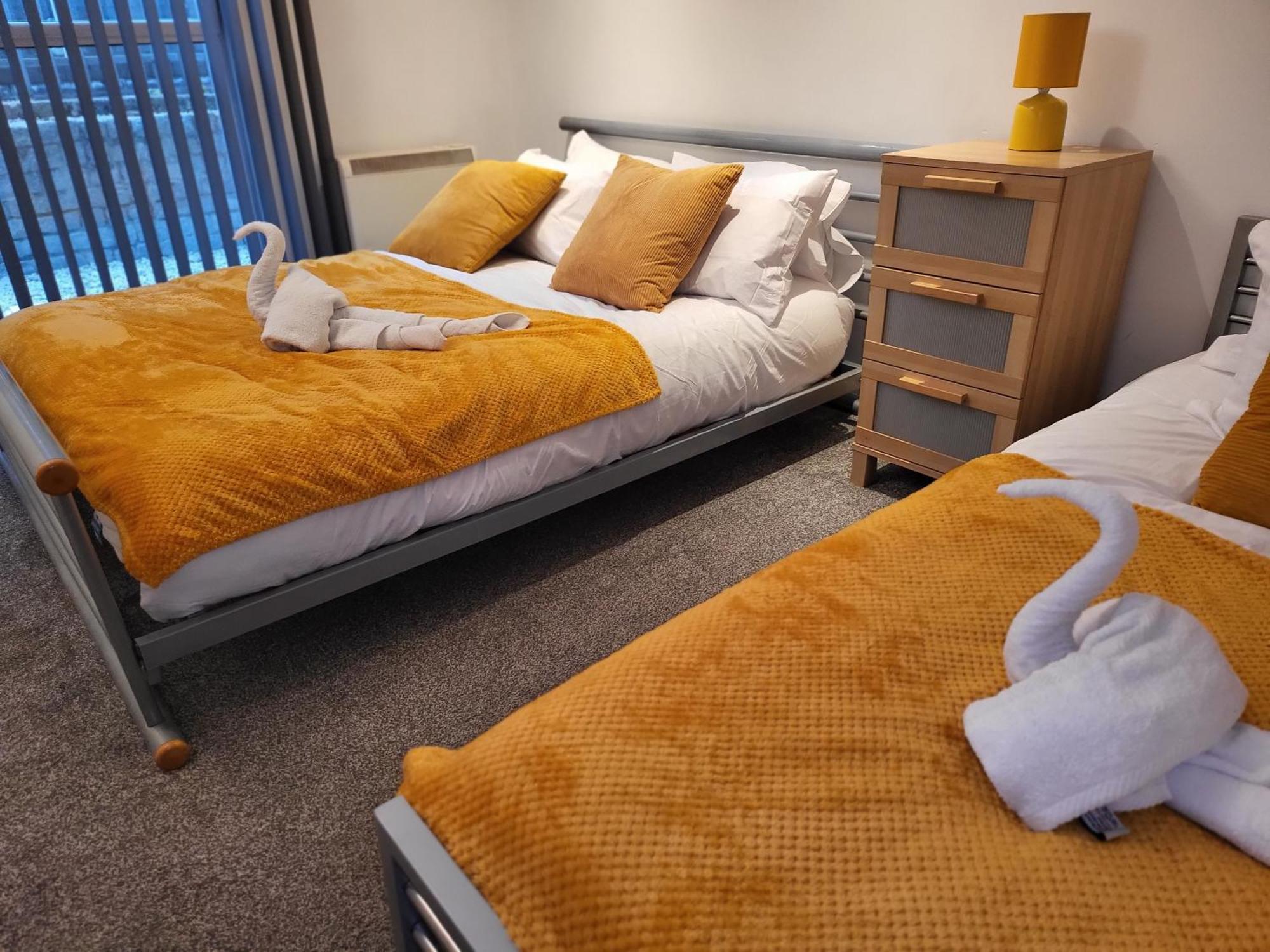 Luxury 2 Bed Apt On River, Wifi, Parking, Garden Apartment Manchester