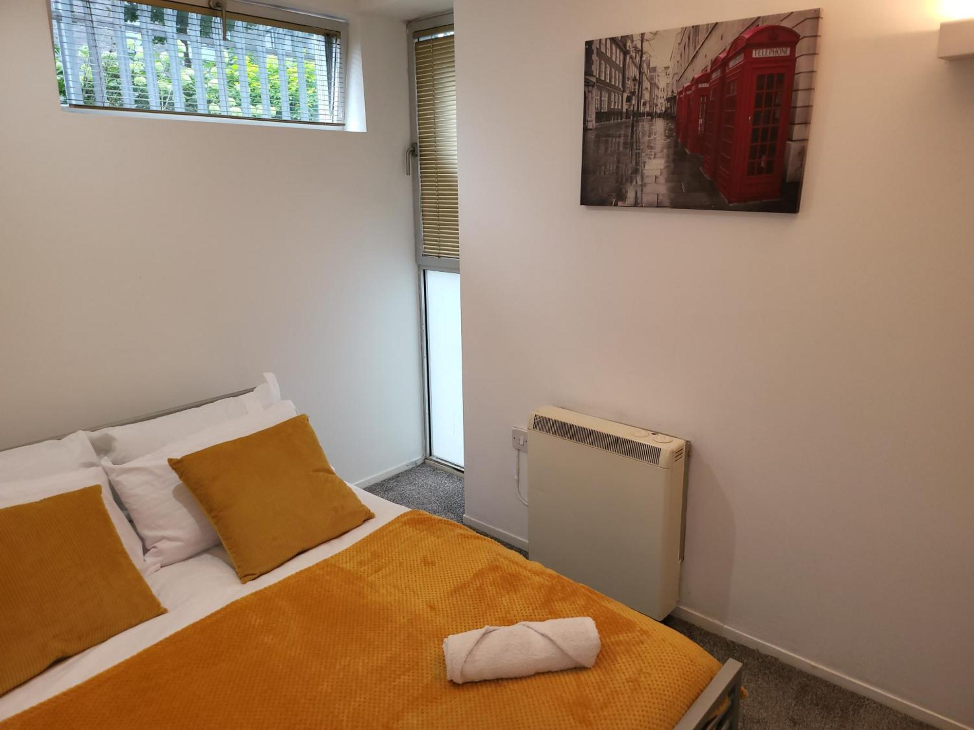 Luxury 2 Bed Apt On River, Wifi, Parking, Garden Apartment *