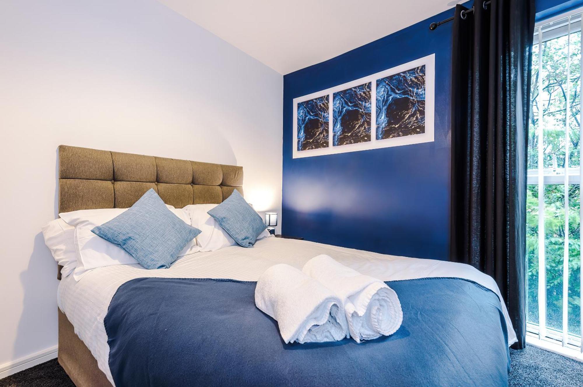 2 Bed With Balcony Private Parking Near Etihad Stadium, Coop Live *