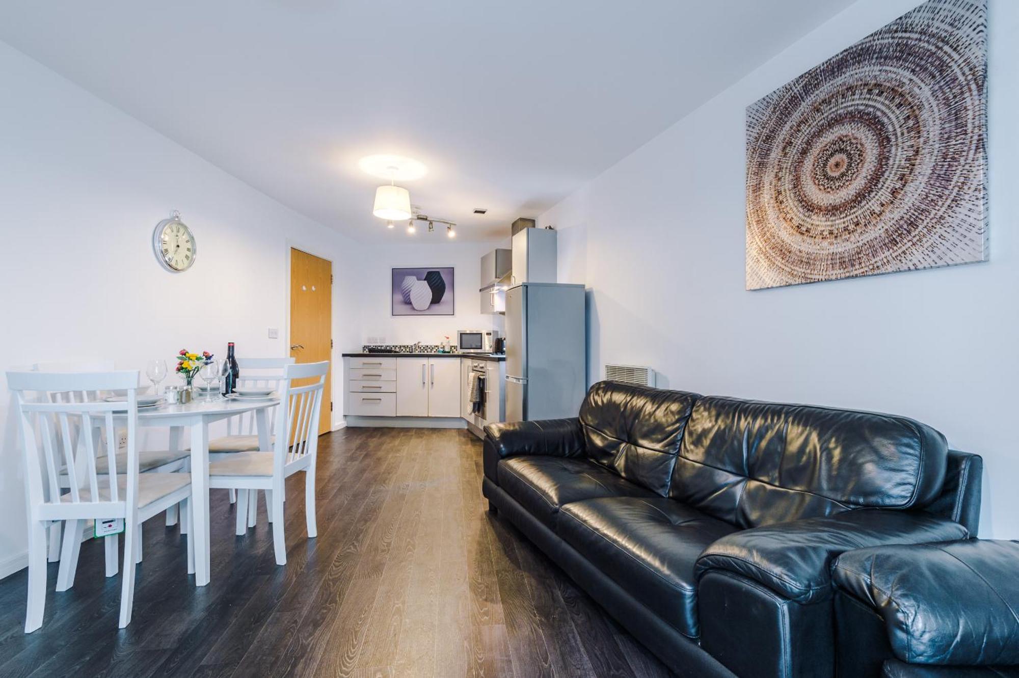 2 Bed With Balcony Private Parking Near Etihad Stadium, Coop Live Manchester
