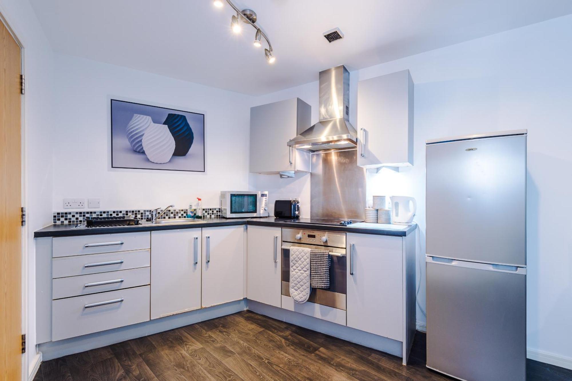 2 Bed With Balcony Private Parking Near Etihad Stadium, Coop Live Appartement *