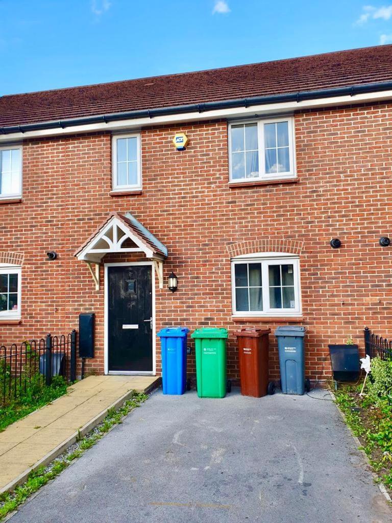 Amila House Manchester, Modern, Spacious, Sleeps 9 With Parking