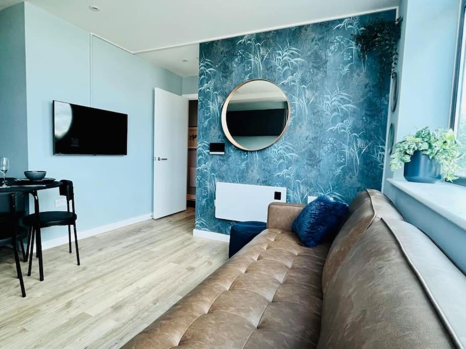 Beautifully Presented One Bedroom Close To Old Trafford Stadium Apartment