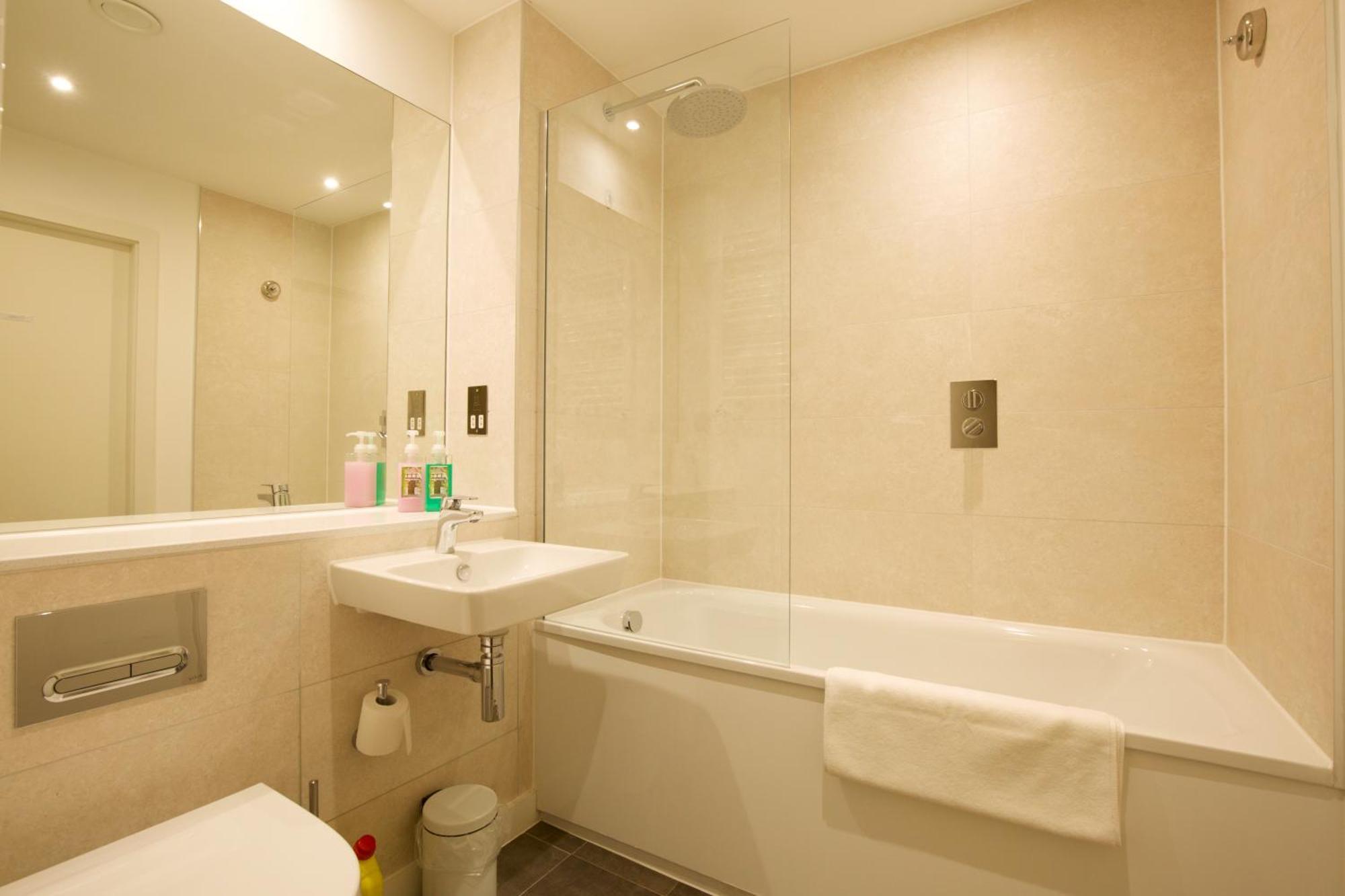 Modern City Flat With Gym & Spa