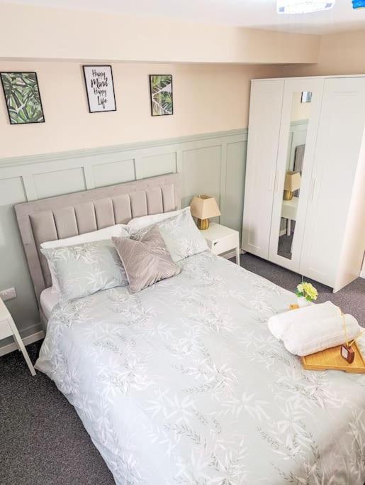 Apartment A Superb 2 Bed, 2 Bathroom In Centre Free Parking *