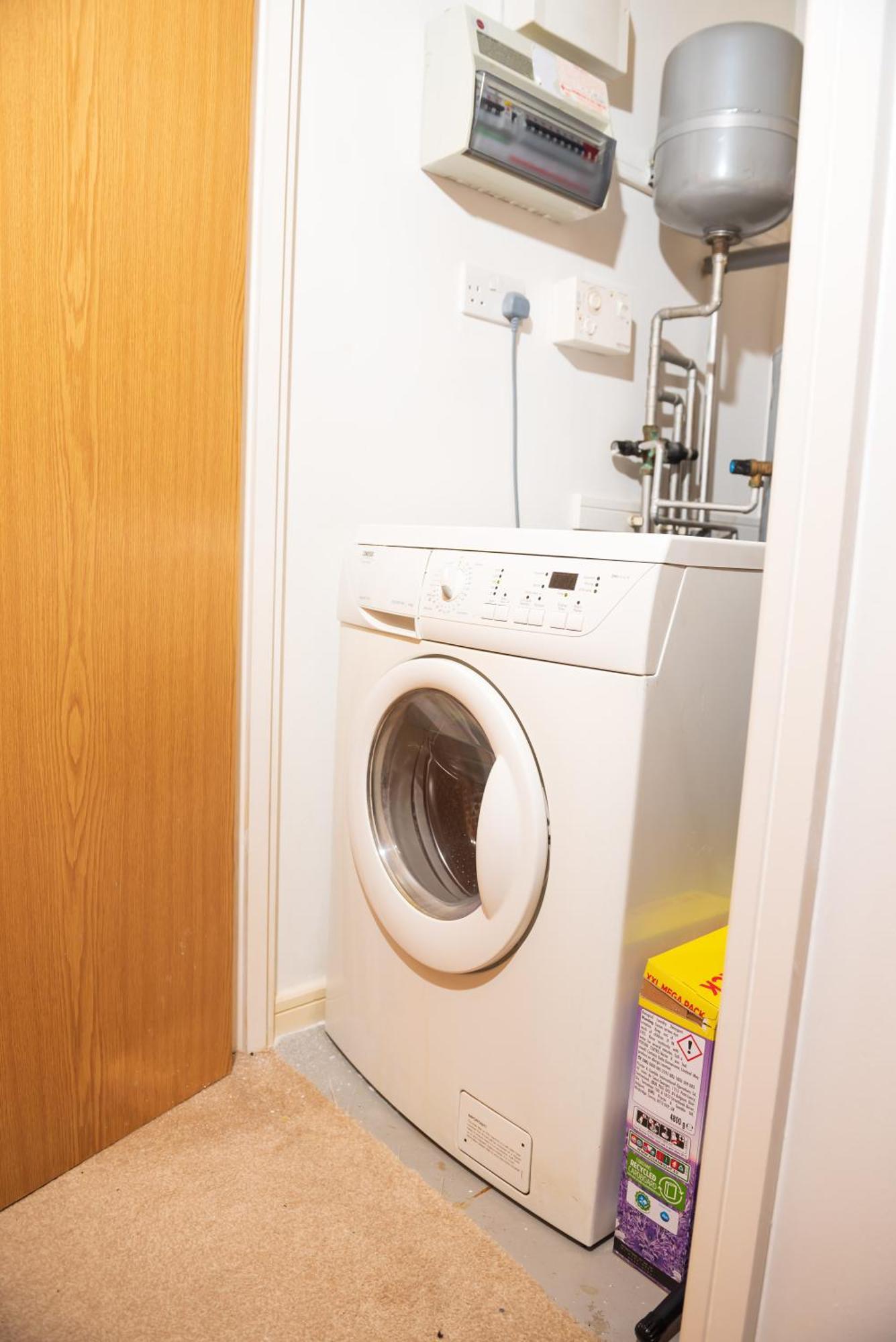 Luxury Two Bedroom Flat Opposite Coop Live N Etihad Stadium With Free Secure Parking, Netflix And Sky Tv *