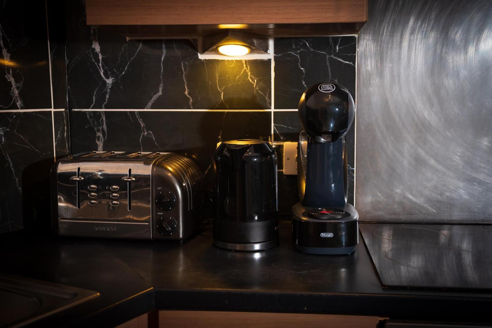 Apartment Luxury Two Bedroom Flat Opposite Coop Live N Etihad Stadium With Free Secure Parking, Netflix And Sky Tv *