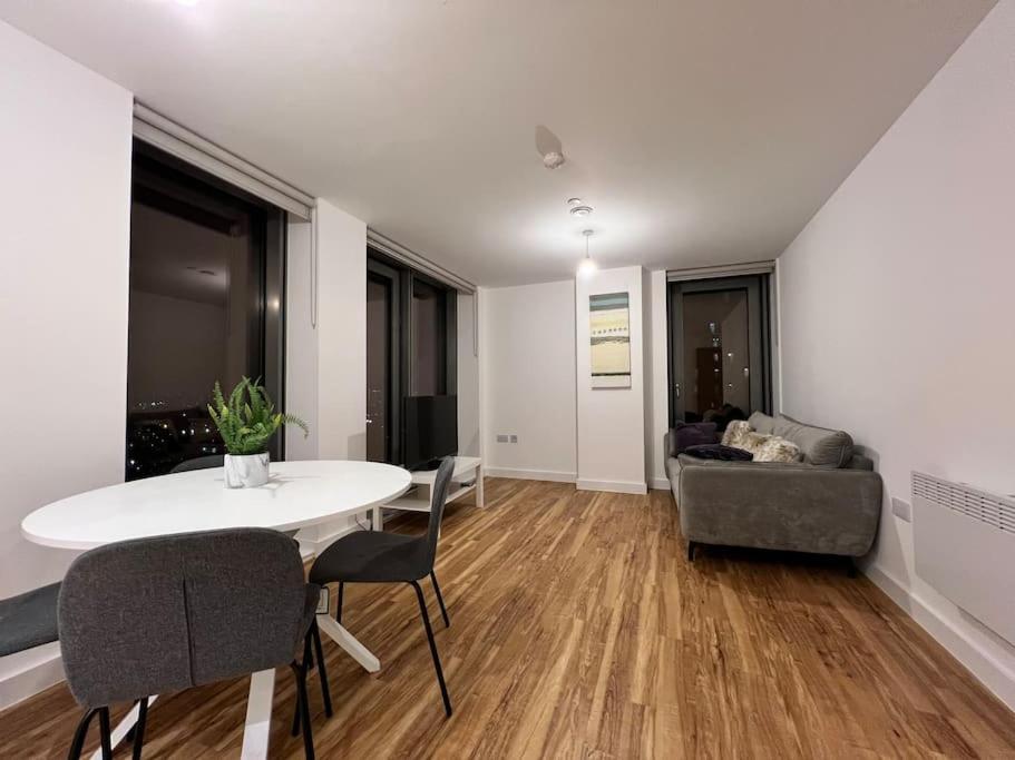 19th Floor 2 Bedroom With Stunning Views *