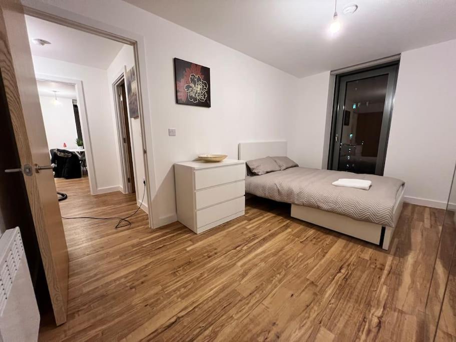 19th Floor 2 Bedroom With Stunning Views Apartment *