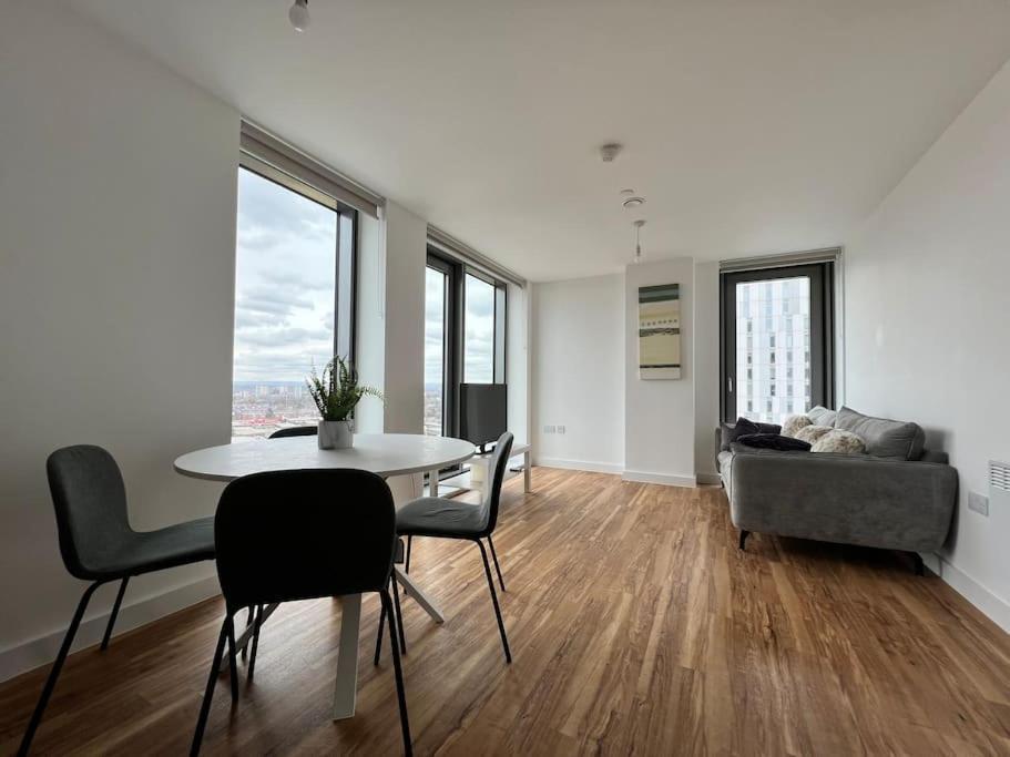 Apartment 19th Floor 2 Bedroom With Stunning Views