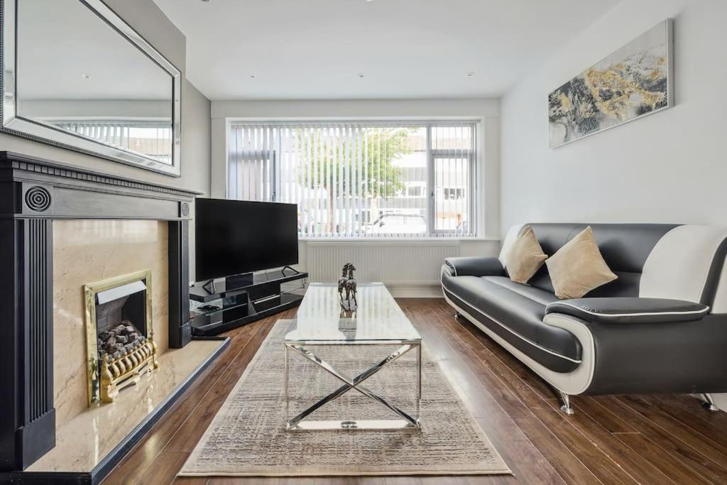 House In Heald Village * Manchester