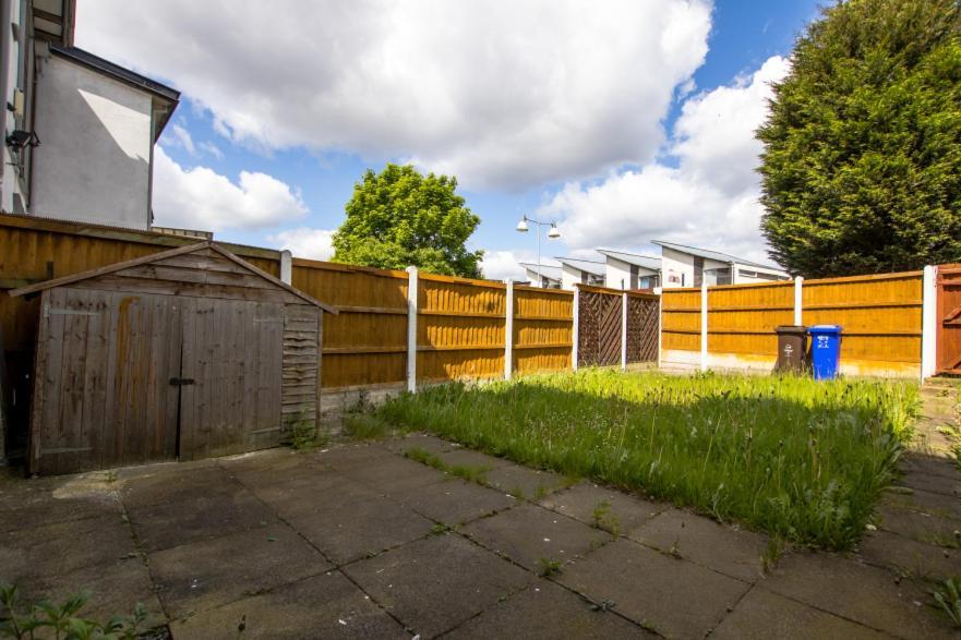 Holiday home Exquisite Three Bedroom House Manchester