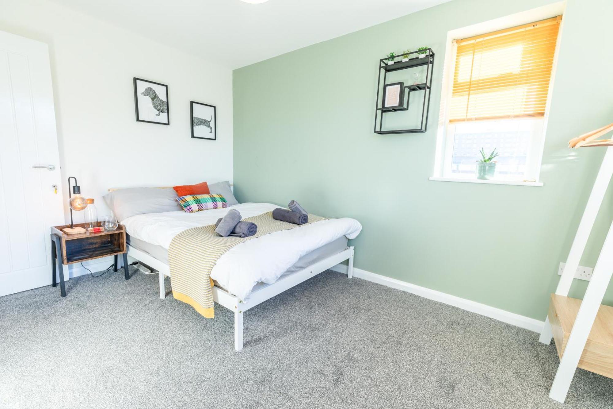 Newly Renovated 5 Bed + 5 Bath!