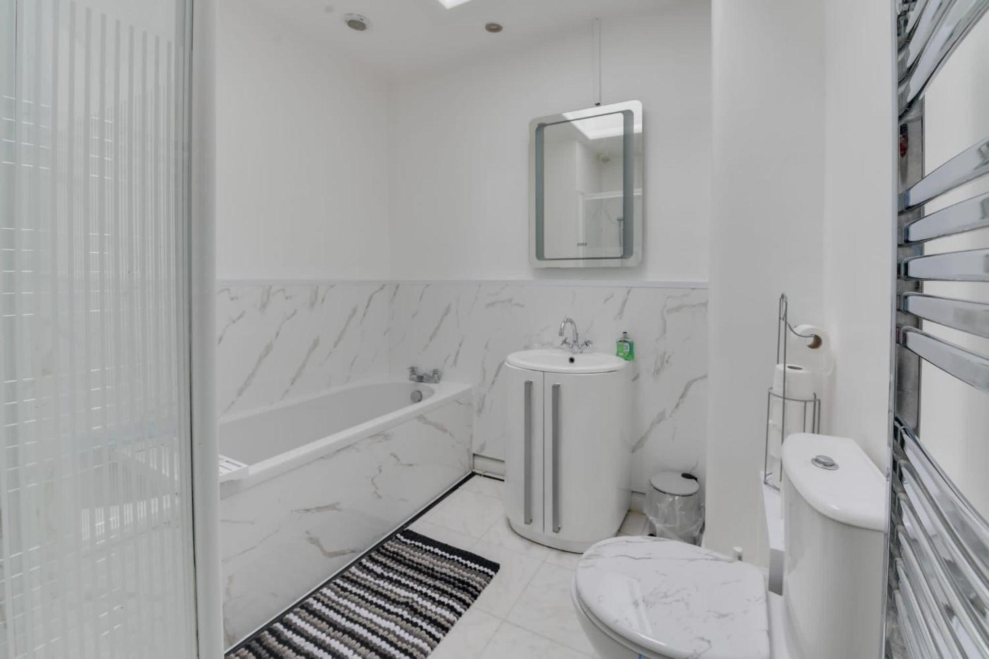Remarkable 3-bed House In Middleton Holiday home Manchester