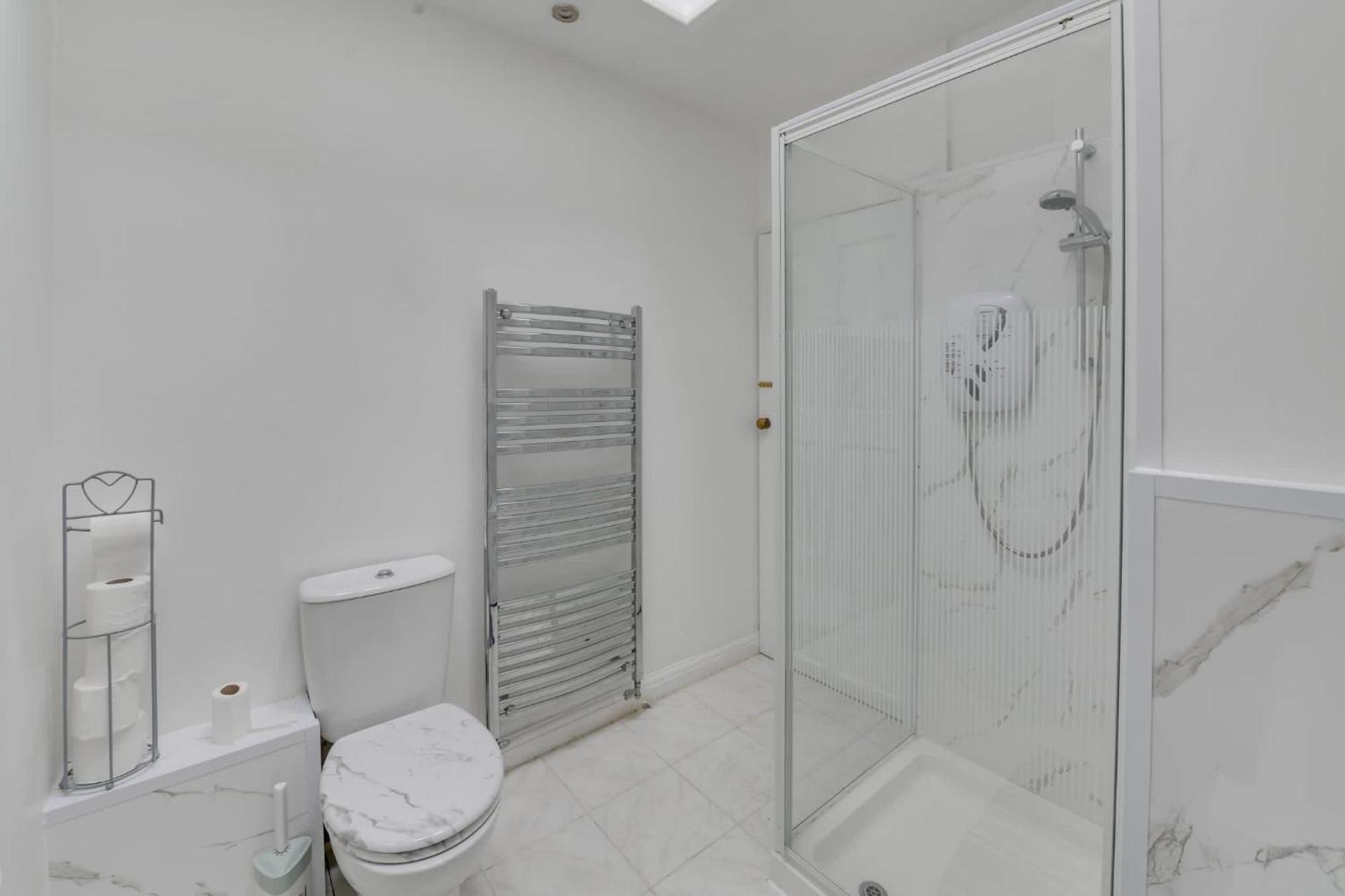 Remarkable 3-bed House In Middleton *
