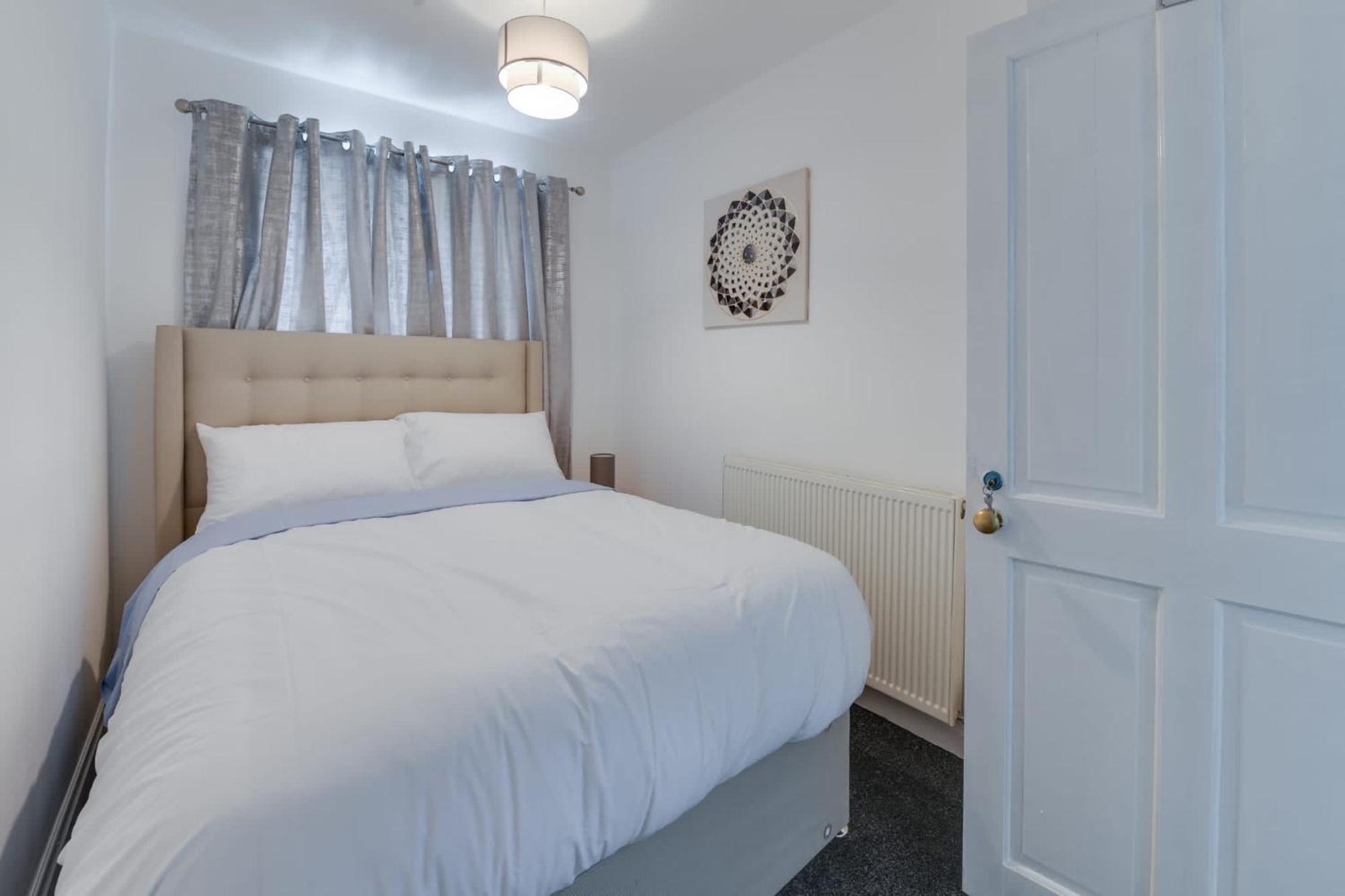 Holiday home Remarkable 3-bed House In Middleton *