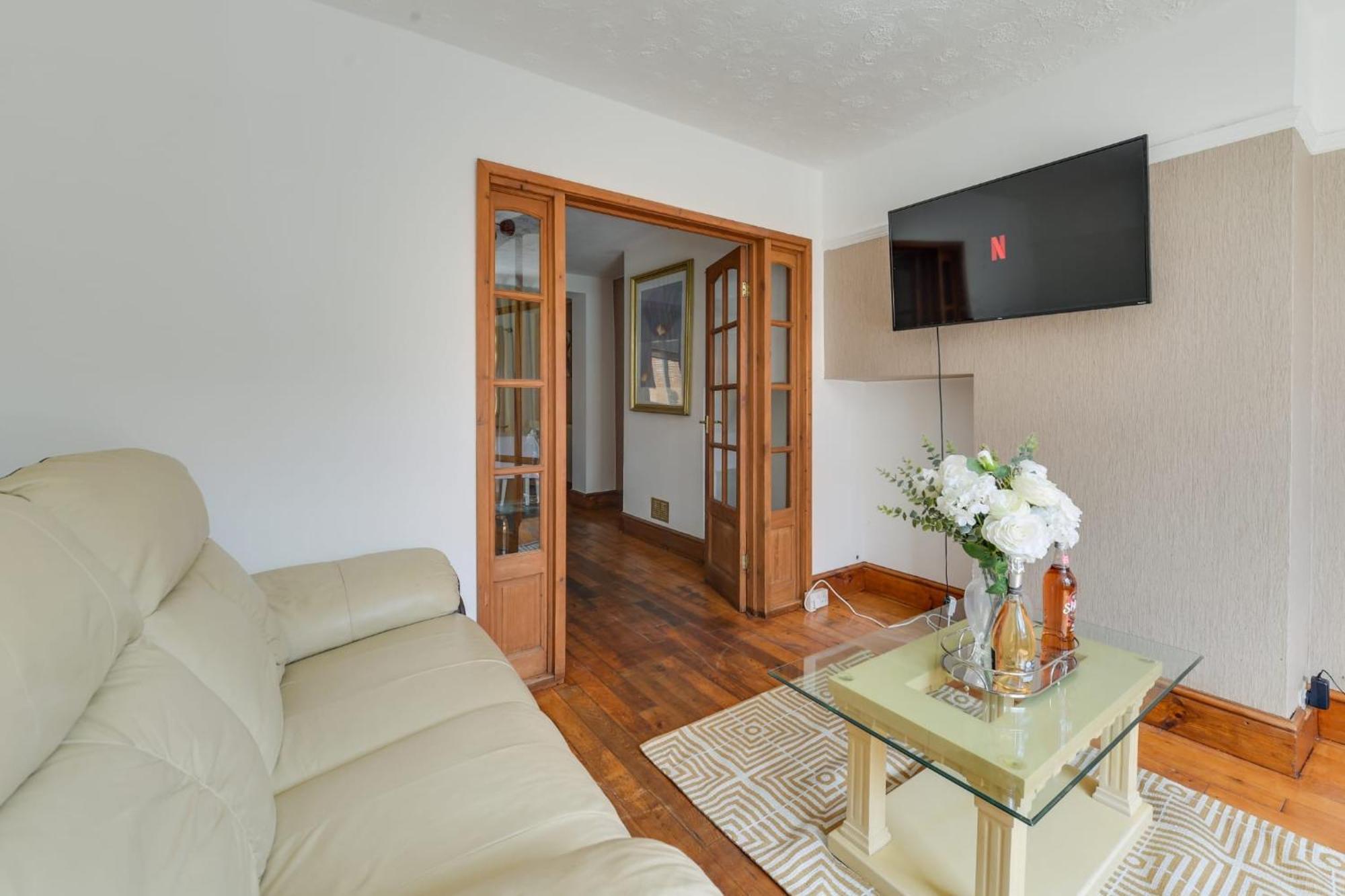 Remarkable 3-bed House In Middleton Holiday home Manchester