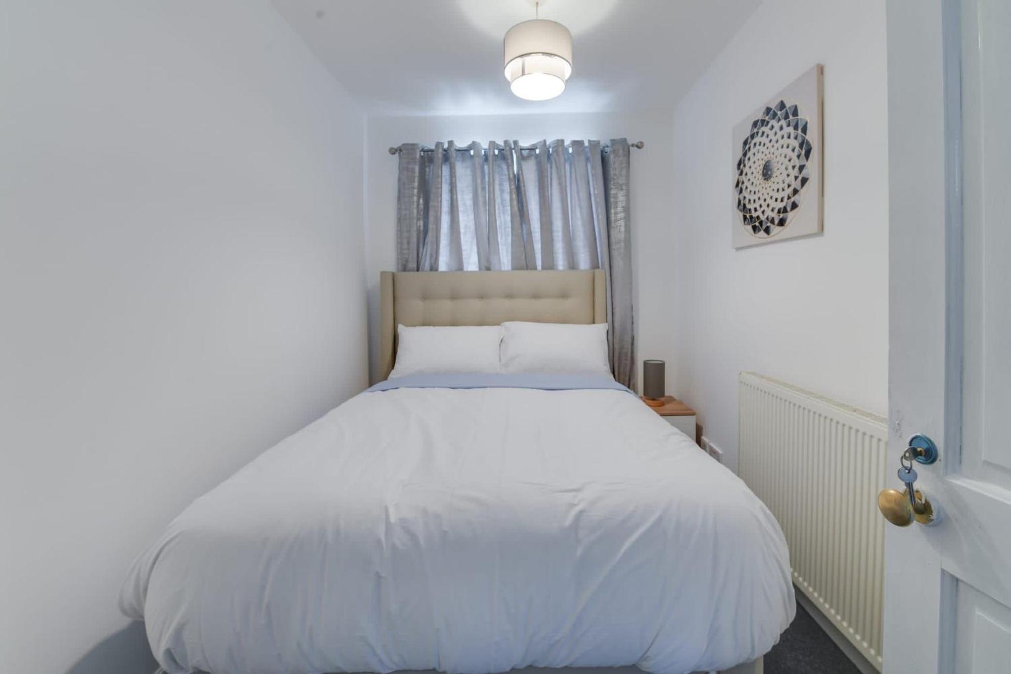 Holiday home Remarkable 3-bed House In Middleton *