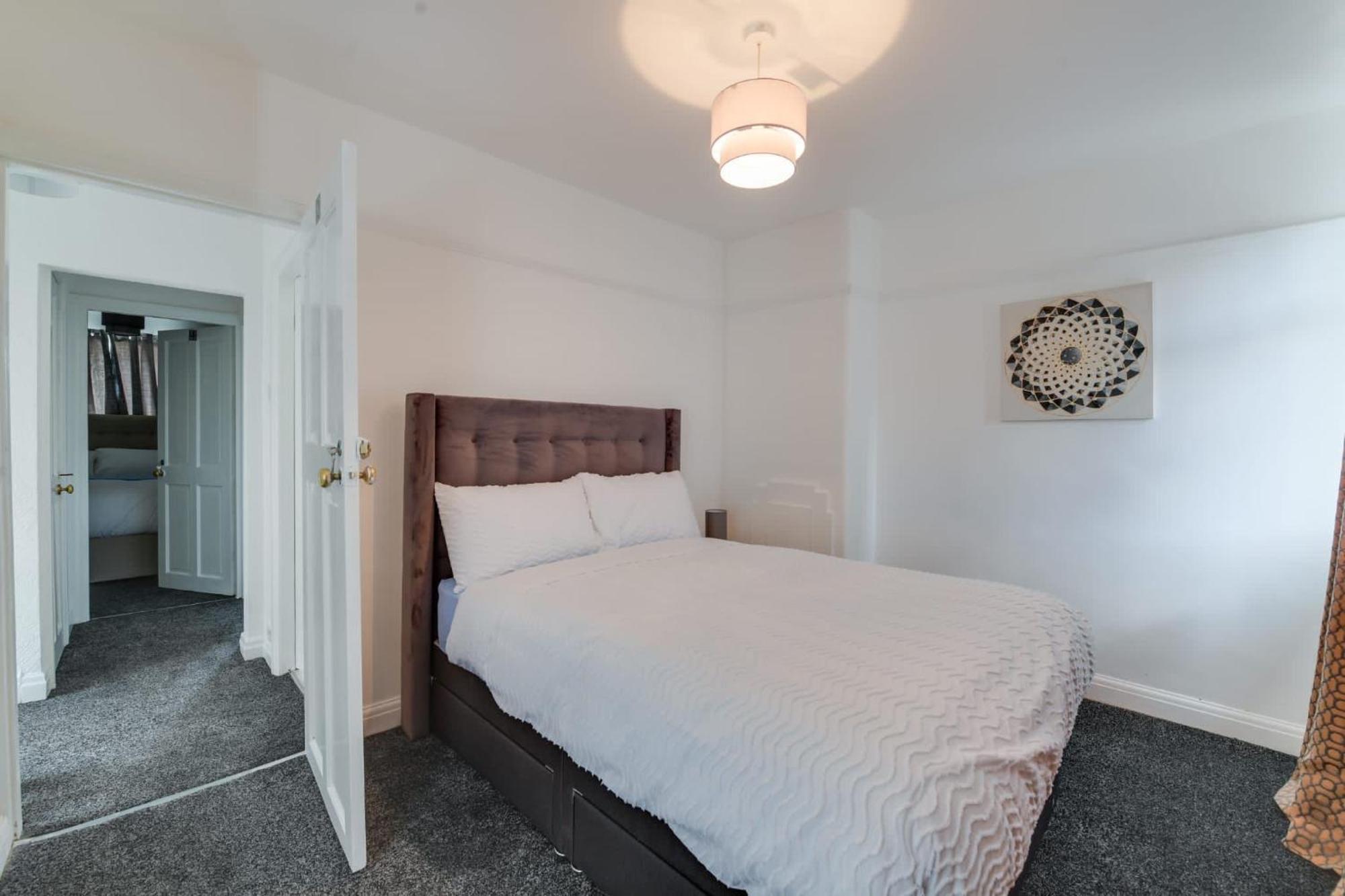 Remarkable 3-bed House In Middleton *