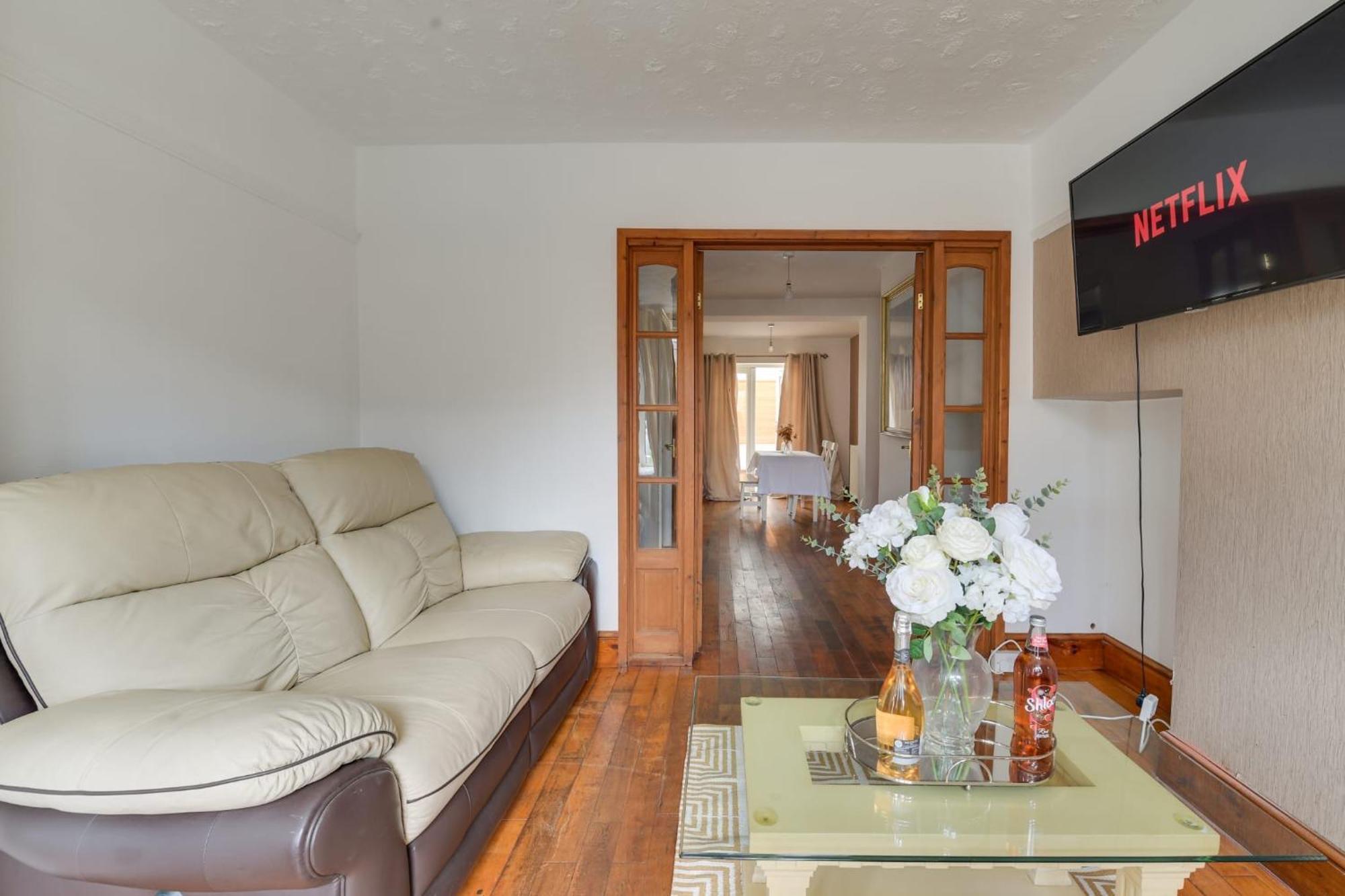 Remarkable 3-bed House In Middleton
