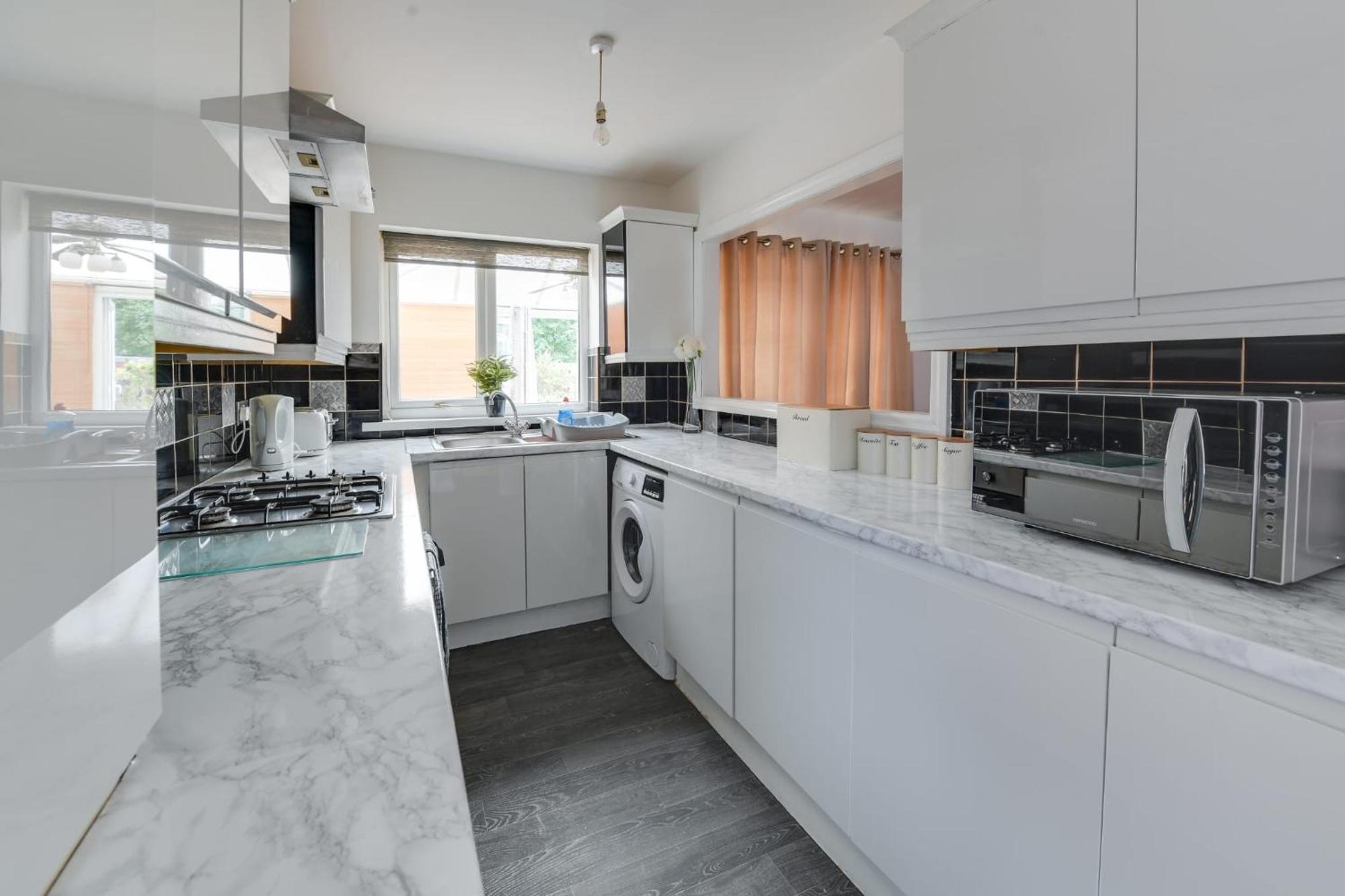 Remarkable 3-bed House In Middleton Holiday home Manchester