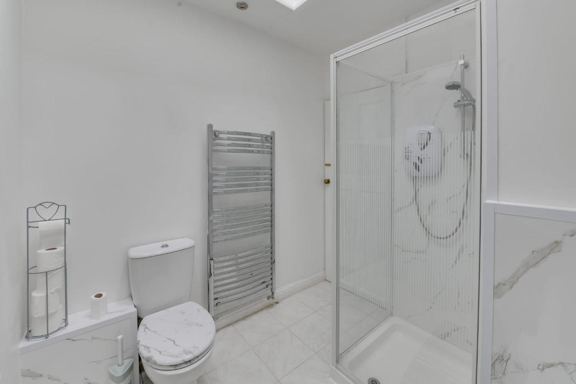 Holiday home Remarkable 3-bed House In Middleton