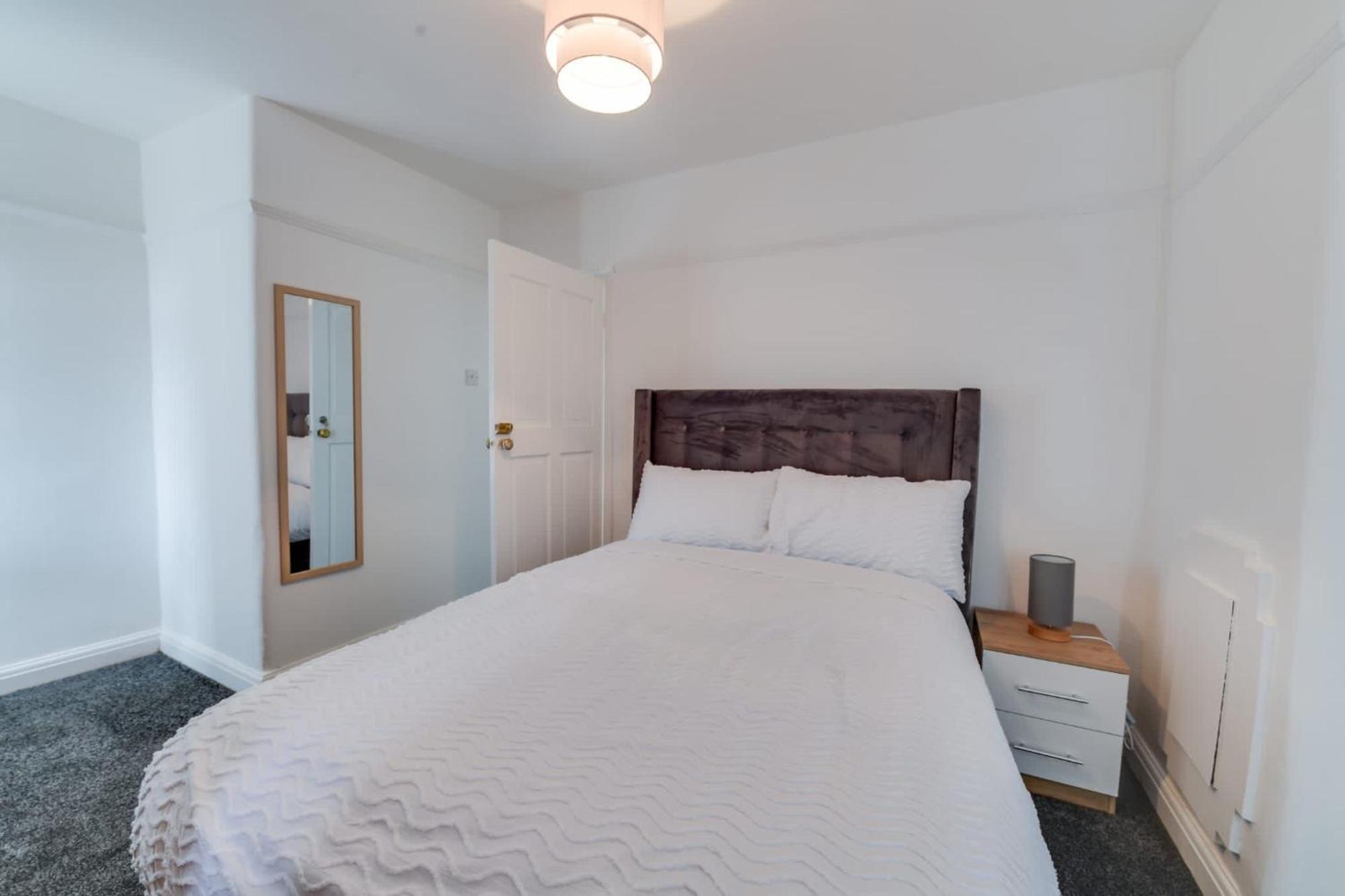 Remarkable 3-bed House In Middleton Holiday home