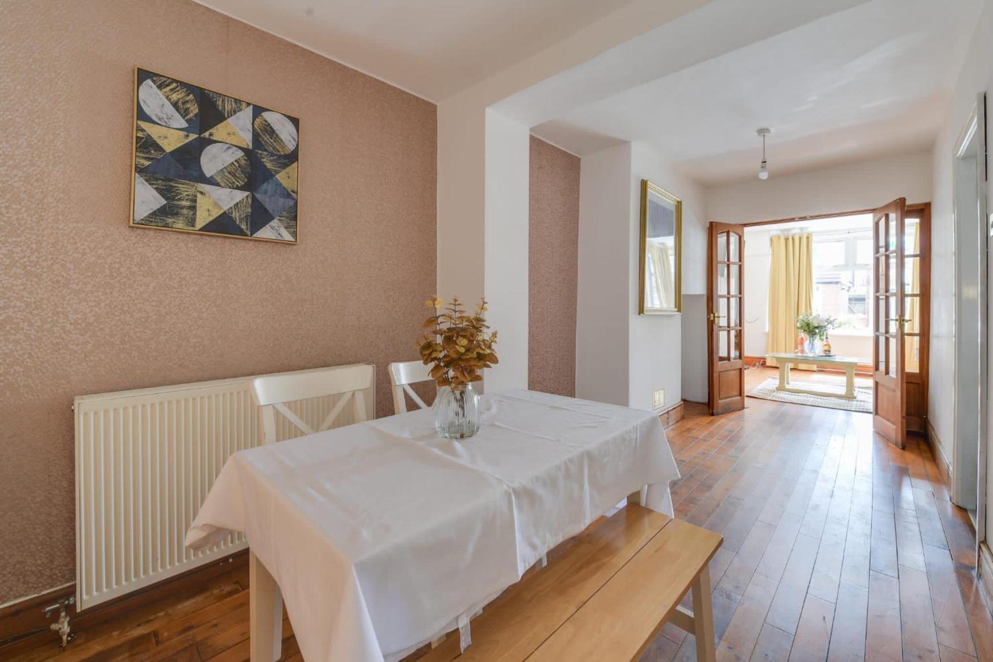 Remarkable 3-bed House In Middleton Holiday home Manchester