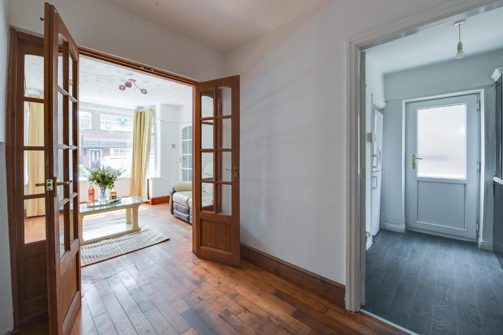 Remarkable 3-bed House In Middleton Holiday home *