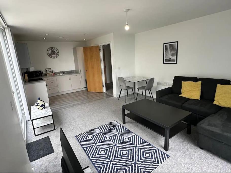 Chic 1 Bed Mcr Ap W/balcony- Sleeps 4