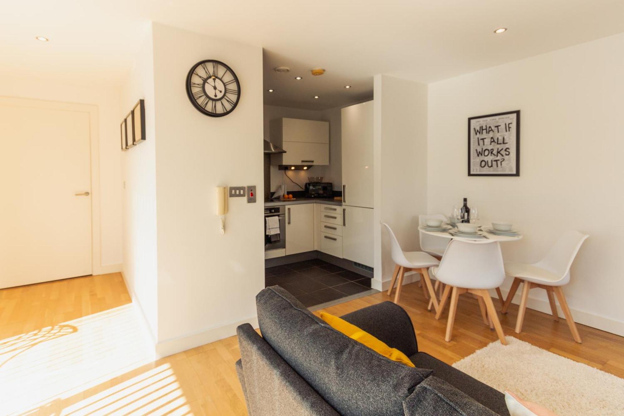 Gem: Cosy 2br With Private Balcony * Manchester